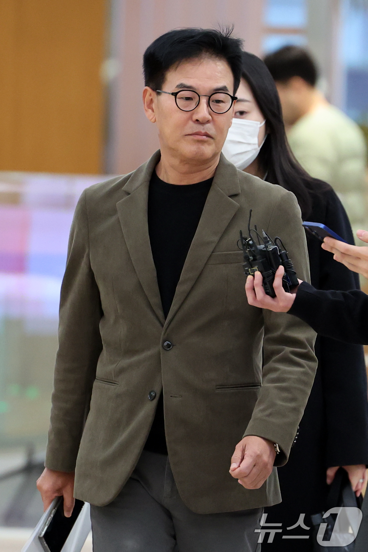 (서울=뉴스1) 황기선 기자 = 강철원 전 서울시 정무부시장이 25일 오전 서울 종로구 광화문 KT 빌딩에 마련된 김건희 특검(특별검사 민중기) 사무실에 피의자 신분으로 출석하고 …