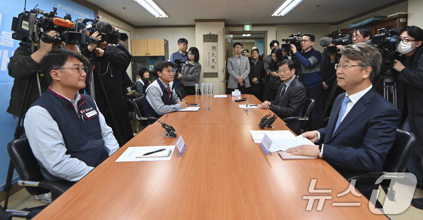 본문 이미지 - 김지형 경제사회노동위원회 위원장&#40;오른쪽&#41;과 양경수 전국민주노동조합총연맹 위원장이 25일 오전 서울 중구 민주노총에서 공식 회동을 하고 있다. 민주노총이 경사노위&#40;당시 노사정위원회&#41; 관계자와 공식 회동을 갖는 것은 1999년 2월 이후 처음이다. &#40;공동취재&#41; 2025.11.25/뉴스1 ⓒ News1 김민지 기자