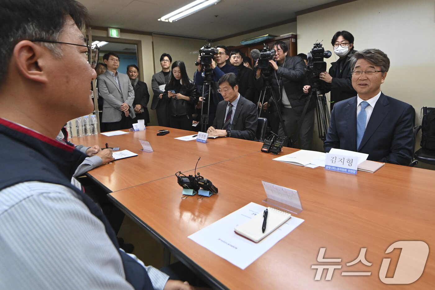 본문 이미지 - 김지형 경제사회노동위원회 위원장이 25일 오전 서울 중구 민주노총에서 양경수 전국민주노동조합총연맹 위원장과 공식 회동을 하고 있다. 민주노총이 경사노위&#40;당시 노사정위원회&#41; 관계자와 공식 회동을 갖는 것은 1999년 2월 이후 처음이다. &#40;공동취재&#41; 2025.11.25/뉴스1 ⓒ News1 김민지 기자