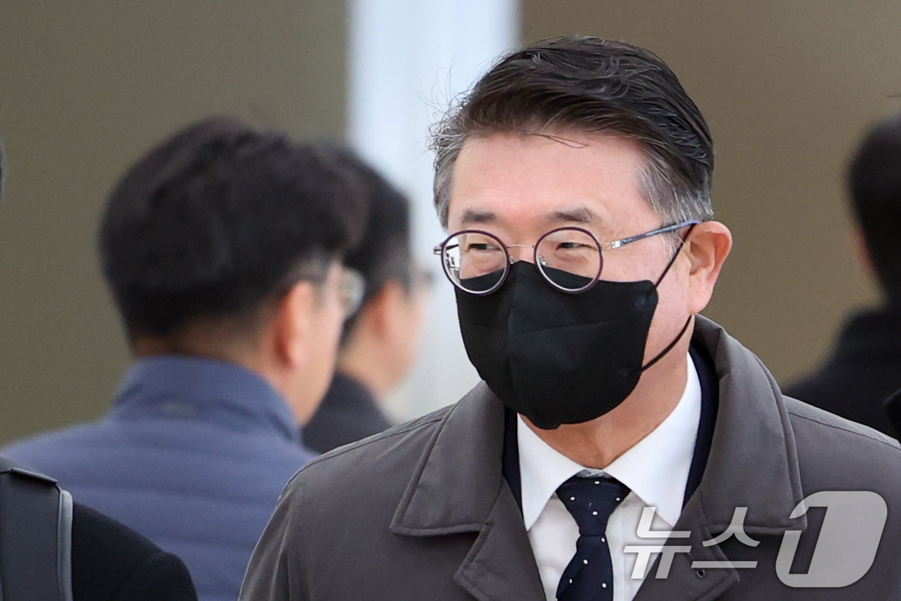 (서울=뉴스1) 황기선 기자 = 장상윤 전 교육부 차관이 25일 오전 서울 종로구 광화문 KT 빌딩에 마련된 김건희 특검(특별검사 민중기) 사무실에 참고인 신분으로 출석하고 있다. …