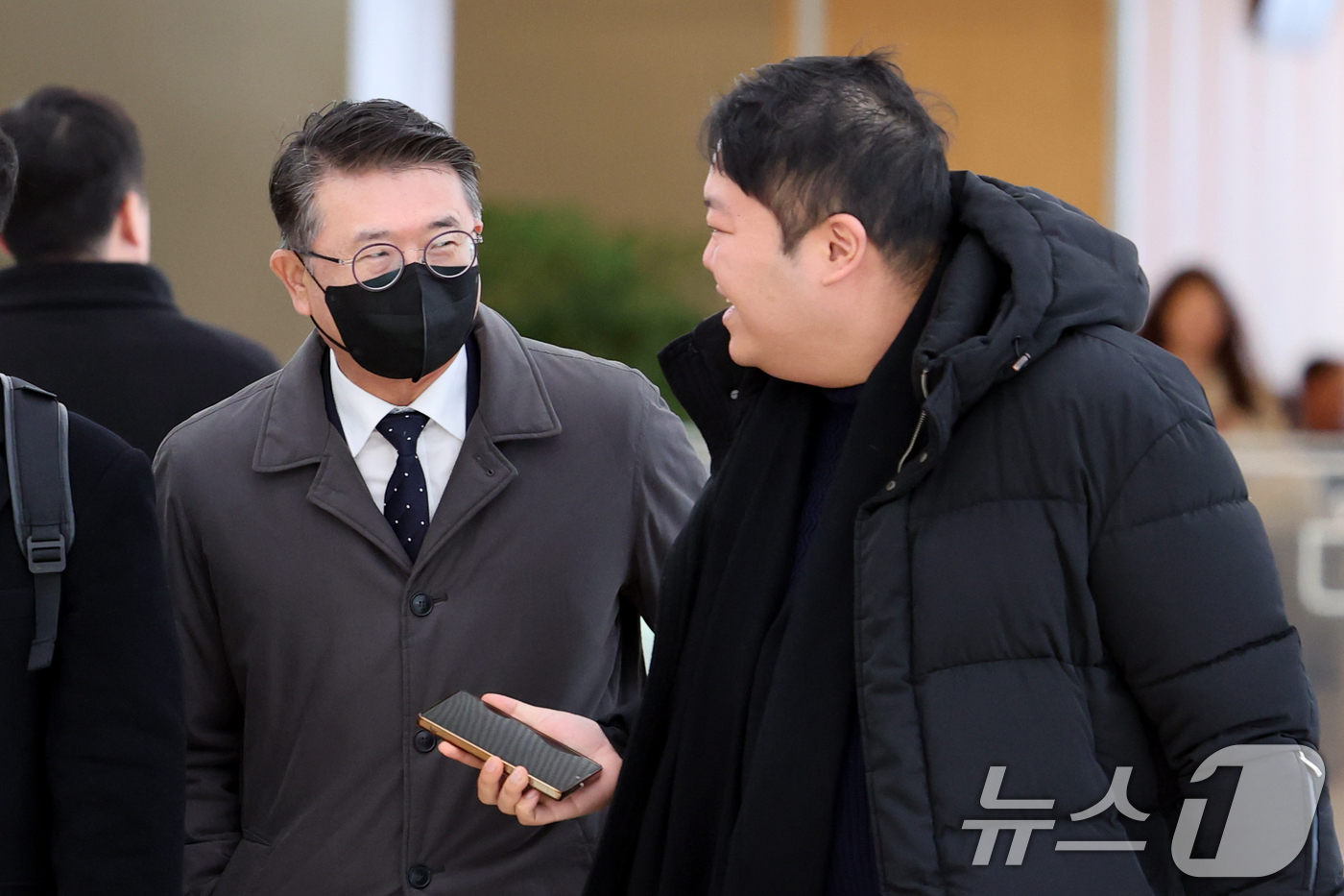 (서울=뉴스1) 황기선 기자 = 장상윤 전 교육부 차관이 25일 오전 서울 종로구 광화문 KT 빌딩에 마련된 김건희 특검(특별검사 민중기) 사무실에 참고인 신분으로 출석하고 있다. …