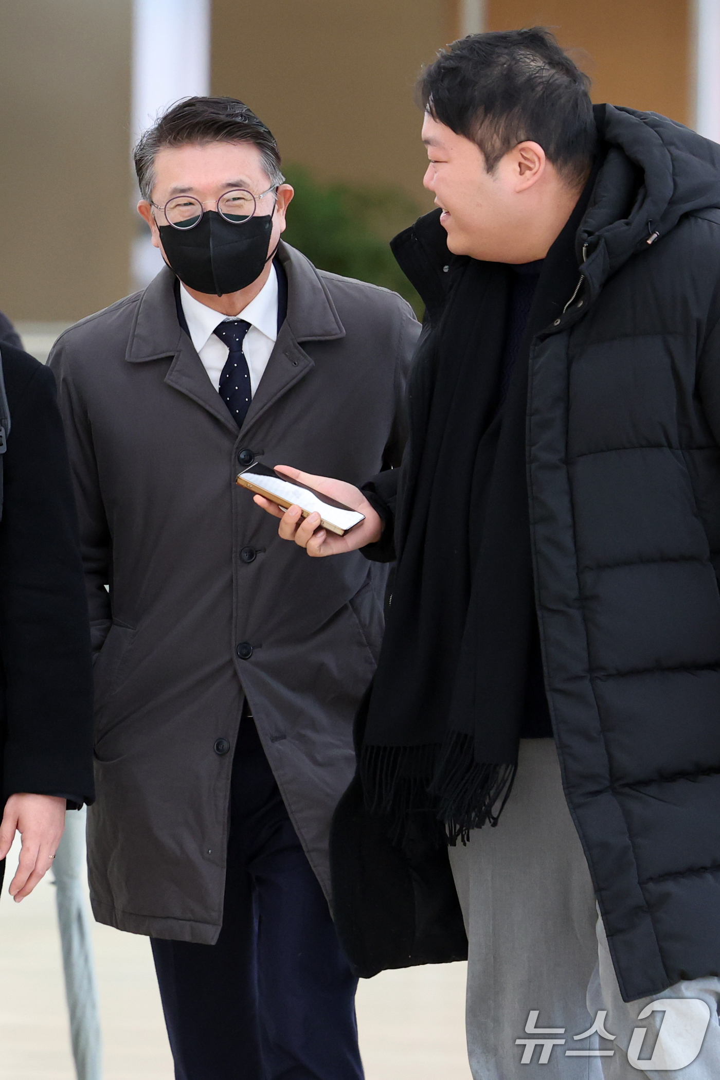 (서울=뉴스1) 황기선 기자 = 장상윤 전 교육부 차관이 25일 오전 서울 종로구 광화문 KT 빌딩에 마련된 김건희 특검(특별검사 민중기) 사무실에 참고인 신분으로 출석하고 있다. …