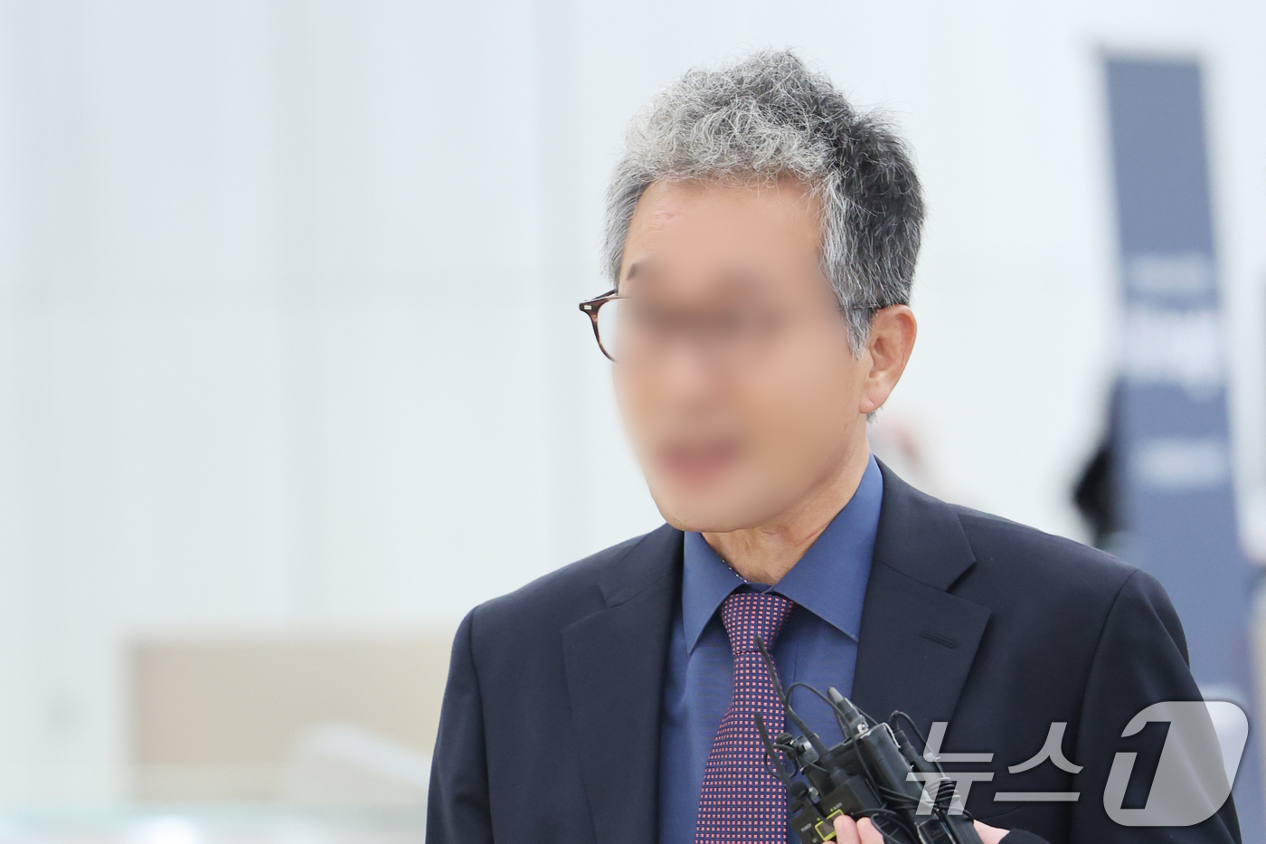 (서울=뉴스1) 황기선 기자 = 오세훈 서울시장의 '후원자'로 알려진 사업가 김한정씨가 25일 오전 서울 종로구 광화문 KT 빌딩에 마련된 김건희 특검(특별검사 민중기) 사무실에 …