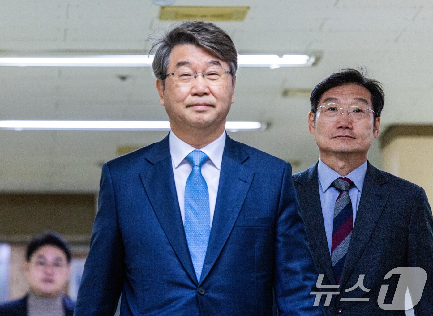 본문 이미지 - 김지형 경제사회노동위원회 위원장이 25일 오전 서울 중구 민주노총에서 양경수 전국민주노동조합총연맹 위원장을 예방하기 위해 들어서고 있다. 민주노총이 경사노위&#40;당시 노사정위원회&#41; 관계자와 공식 회동을 갖는 것은 1999년 2월 이후 처음이다. &#40;공동취재&#41; 2025.11.25/뉴스1 ⓒ News1 김민지 기자