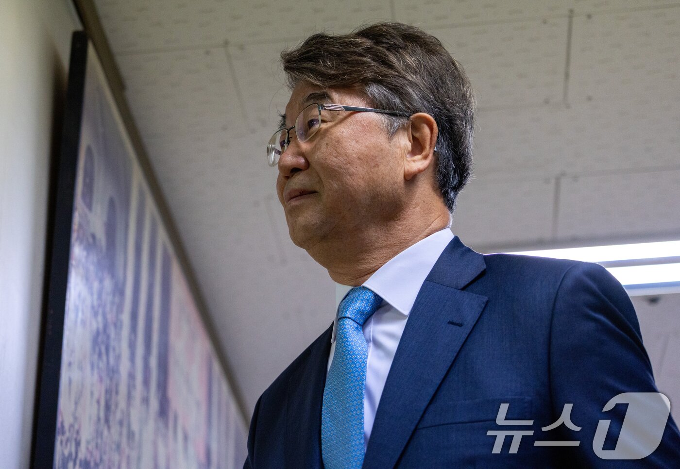 본문 이미지 - 김지형 경제사회노동위원회 위원장이 25일 오전 서울 중구 민주노총에서 양경수 전국민주노동조합총연맹 위원장을 예방하기 위해 들어서고 있다. 민주노총이 경사노위&#40;당시 노사정위원회&#41; 관계자와 공식 회동을 갖는 것은 1999년 2월 이후 처음이다. &#40;공동취재&#41; 2025.11.25/뉴스1 ⓒ News1 김민지 기자