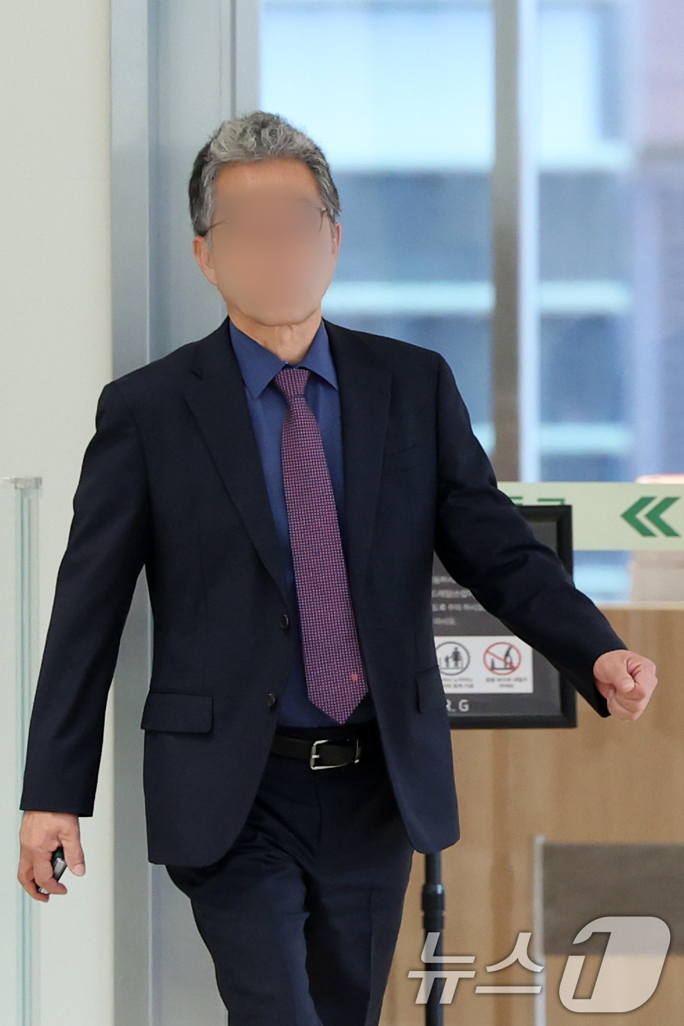 (서울=뉴스1) 황기선 기자 = 오세훈 서울시장의 '후원자'로 알려진 사업가 김한정씨가 25일 오전 서울 종로구 광화문 KT 빌딩에 마련된 김건희 특검(특별검사 민중기) 사무실에 …