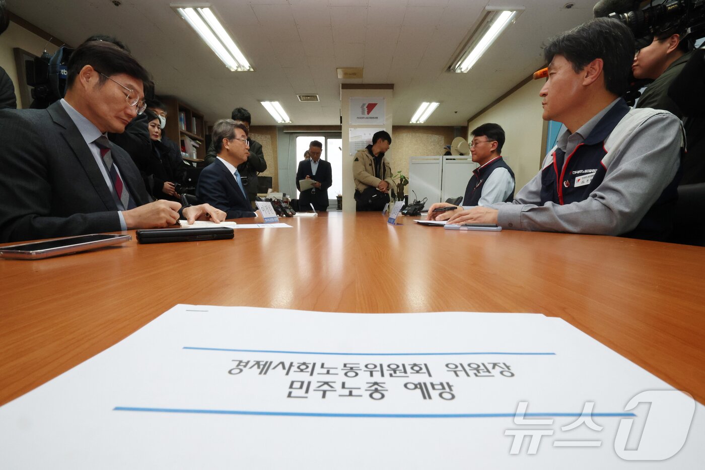 본문 이미지 - 김지형 경제사회노동위원회 위원장과 양경수 전국민주노동조합총연맹 위원장이 25일 오전 서울 중구 민주노총에서 공식 회동을 하고 있다. 민주노총이 경사노위&#40;당시 노사정위원회&#41; 관계자와 공식 회동을 갖는 것은 1999년 2월 이후 처음이다. &#40;공동취재&#41; 2025.11.25/뉴스1 ⓒ News1 김민지 기자
