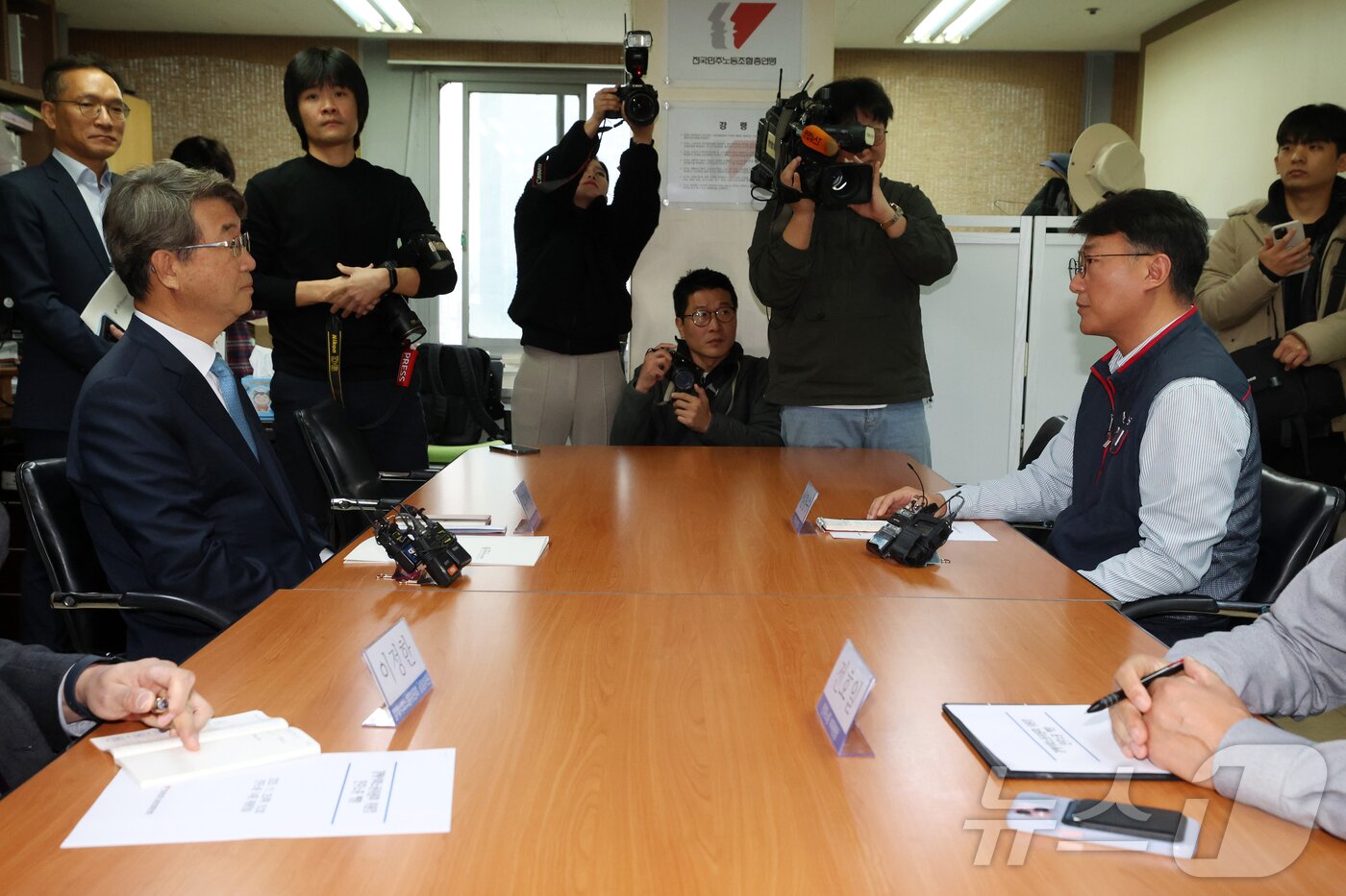 본문 이미지 - 김지형 경제사회노동위원회 위원장과 양경수 전국민주노동조합총연맹 위원장이 25일 오전 서울 중구 민주노총에서 공식 회동을 하고 있다. 민주노총이 경사노위&#40;당시 노사정위원회&#41; 관계자와 공식 회동을 갖는 것은 1999년 2월 이후 처음이다. &#40;공동취재&#41; 2025.11.25/뉴스1 ⓒ News1 김민지 기자