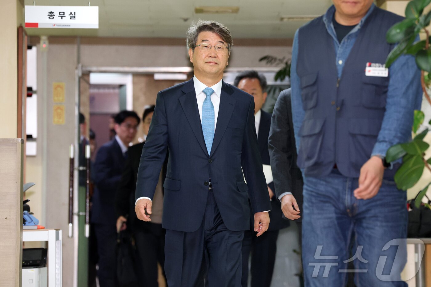 본문 이미지 - 김지형 경제사회노동위원회 위원장이 25일 오전 서울 중구 민주노총에서 양경수 전국민주노동조합총연맹 위원장을 예방하기 위해 들어서고 있다. 민주노총이 경사노위&#40;당시 노사정위원회&#41; 관계자와 공식 회동을 갖는 것은 1999년 2월 이후 처음이다. &#40;공동취재&#41; 2025.11.25/뉴스1 ⓒ News1 김민지 기자