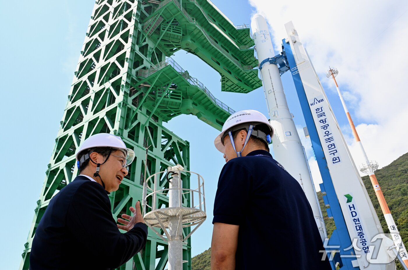 본문 이미지 - &#40;사진은 기사 내용과 무관함&#41; 2025년 9월 발사 전 최종 리허설 격인 &#39;추진제 충전·배출 사전시험&#39;&#40;WDR&#41; 현장을 점검 중인 윤영빈 우주항공청장&#40;왼쪽&#41;.&#40;항우연 제공&#41;