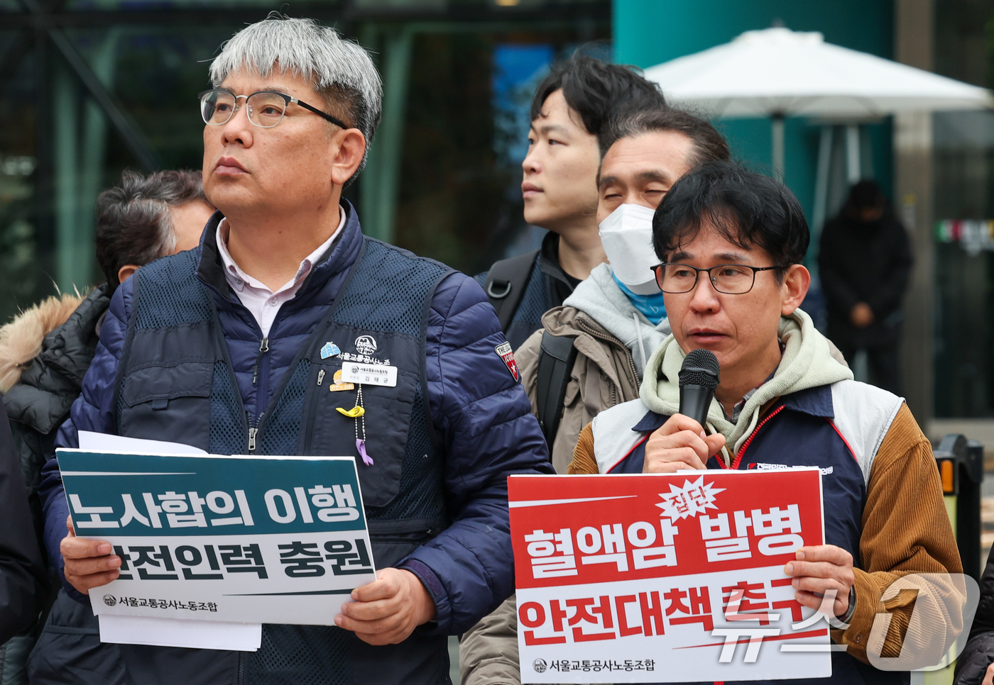 (서울=뉴스1) 안은나 기자 = 김진억 민주노총 서울본부장이 25일 서울시청 앞에서 열린 서울교통공사노동조합 '쟁의행위 찬반투표 결과 및 총파업 예고 기자회견'에 참석해 발언하고 …