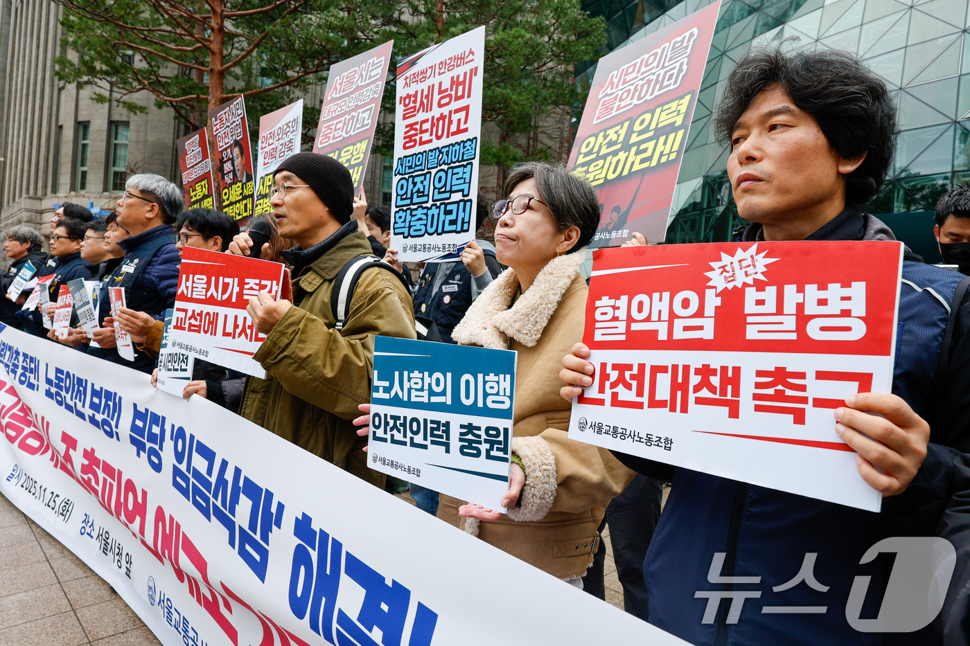 (서울=뉴스1) 안은나 기자 = 김상철 공공교통네트워크 정책센터장이 25일 서울시청 앞에서 열린 서울교통공사노동조합 '쟁의행위 찬반투표 결과 및 총파업 예고 기자회견'에 참석해 발 …