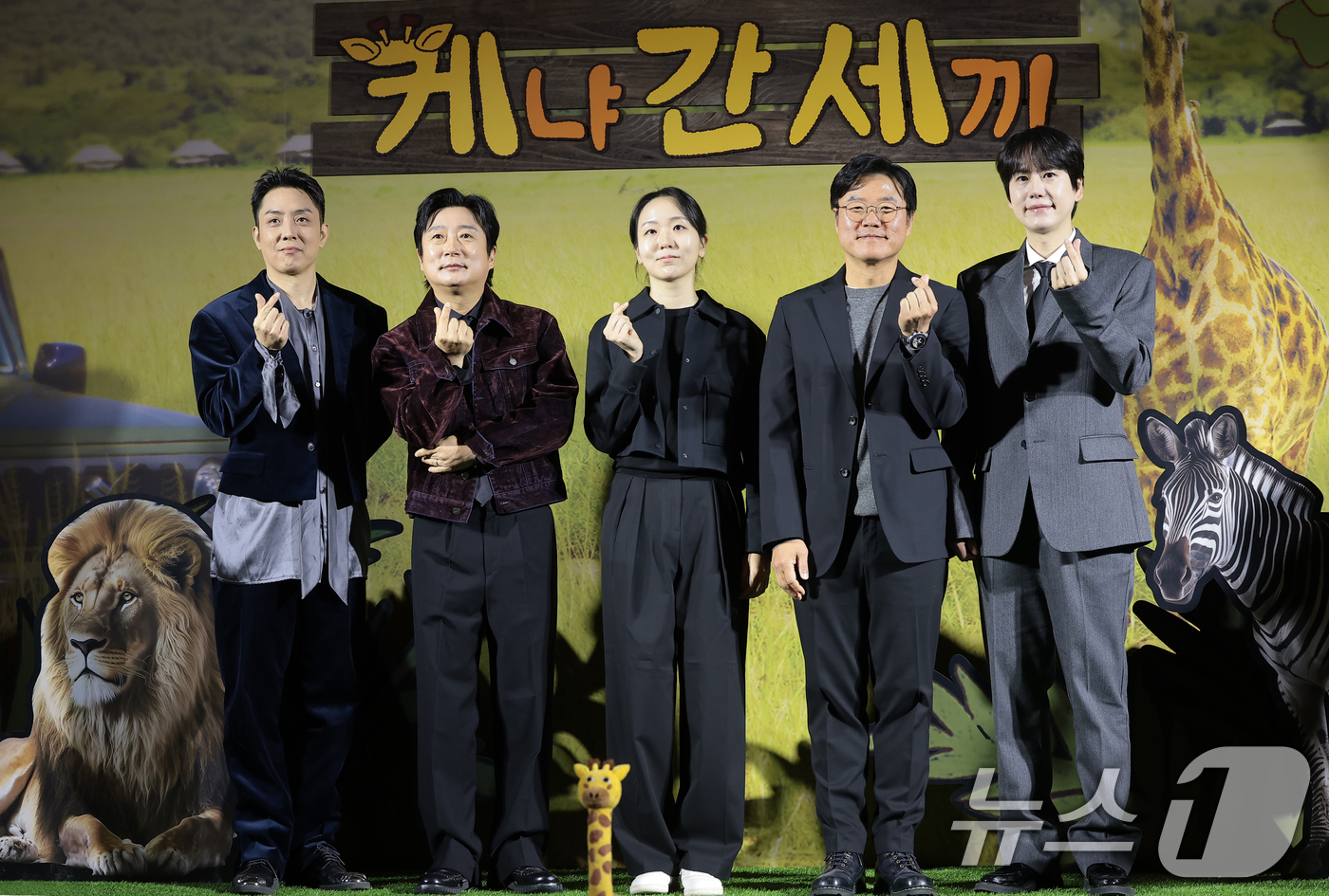(서울=뉴스1) 권현진 기자 = 은지원(왼쪽부터)와 이수근, 김예슬 PD, 나영석 PD, 규현이 25일 오전 서울 용산구 CGV용산아이파크몰에서 열린 넷플릭스 예능 '케냐 간 세끼 …
