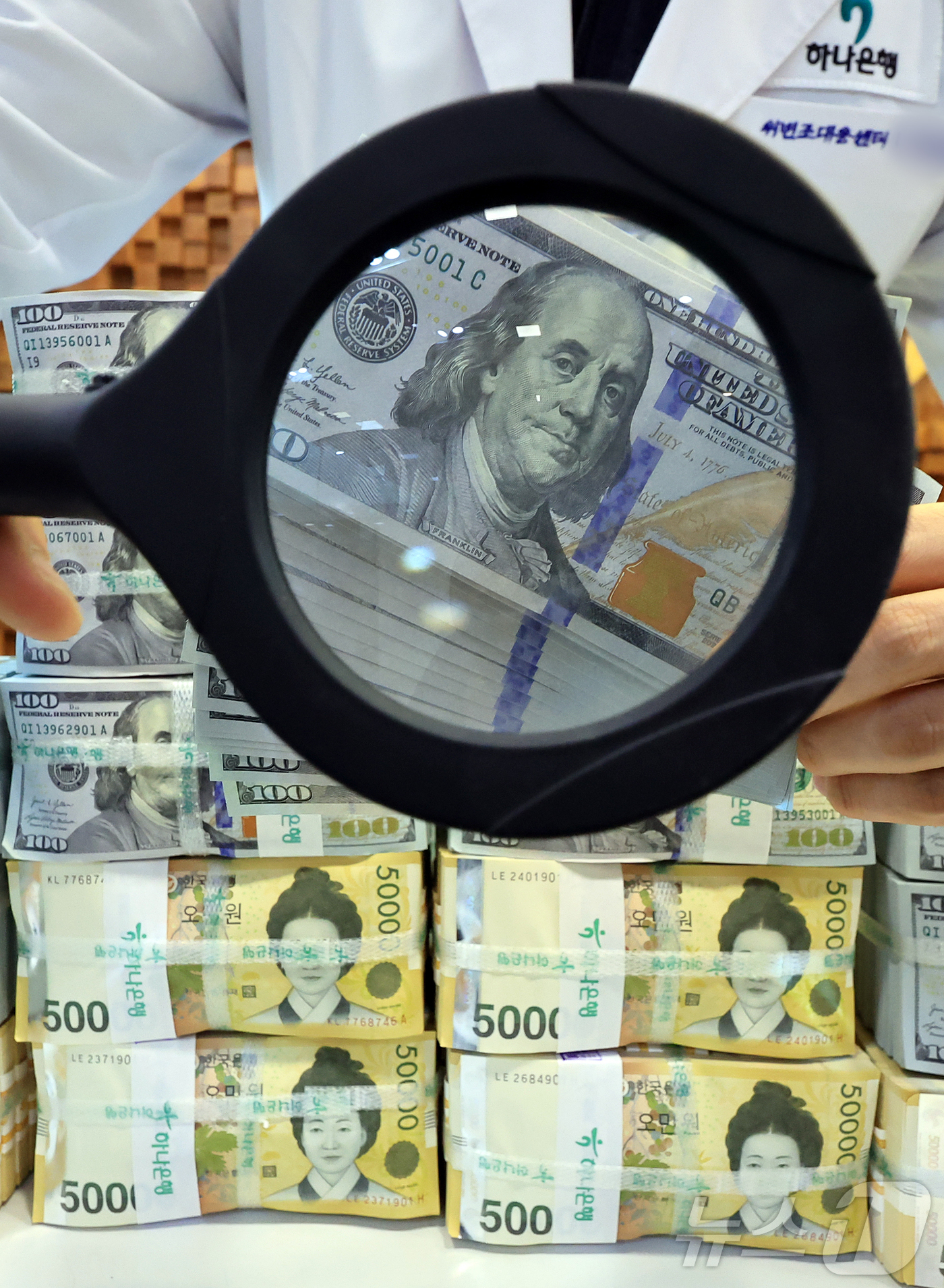 (서울=뉴스1) 김진환 기자 = 10월 원화의 실질 가치가 글로벌 금융위기 이후 가장 낮은 수준으로 떨어졌다.한국의 실질실효환율 지수는 올해 10월 말 기준 89.09로 2009년 …