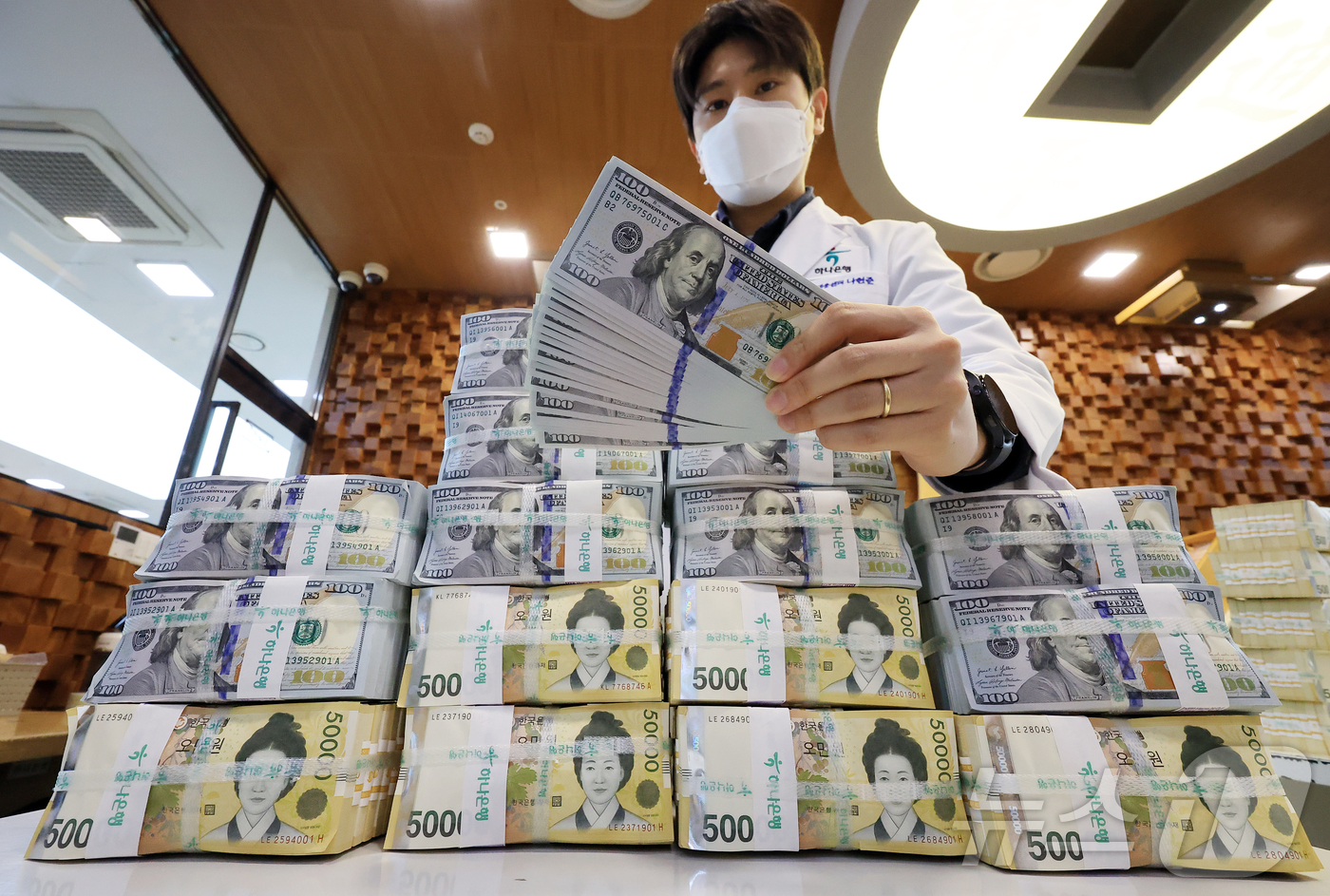 (서울=뉴스1) 김진환 기자 = 10월 원화의 실질 가치가 글로벌 금융위기 이후 가장 낮은 수준으로 떨어졌다.한국의 실질실효환율 지수는 올해 10월 말 기준 89.09로 2009년 …