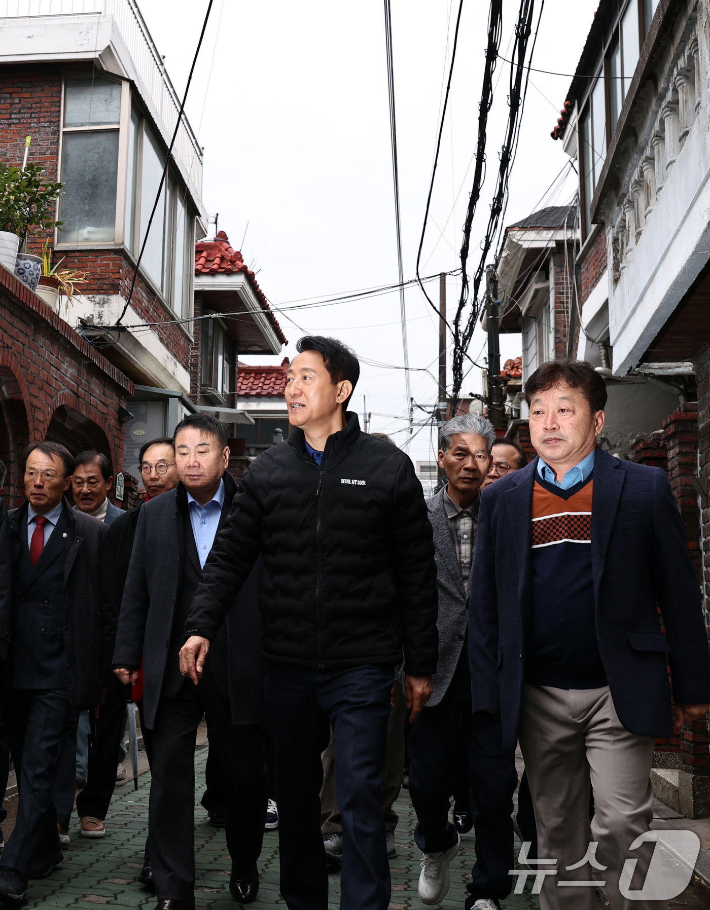 (서울=뉴스1) 구윤성 기자 = 오세훈 서울시장이 25일 오전 서울 중화동 모아타운 예정지를 찾아 둘러보고 있다. 2025.11.25/뉴스1