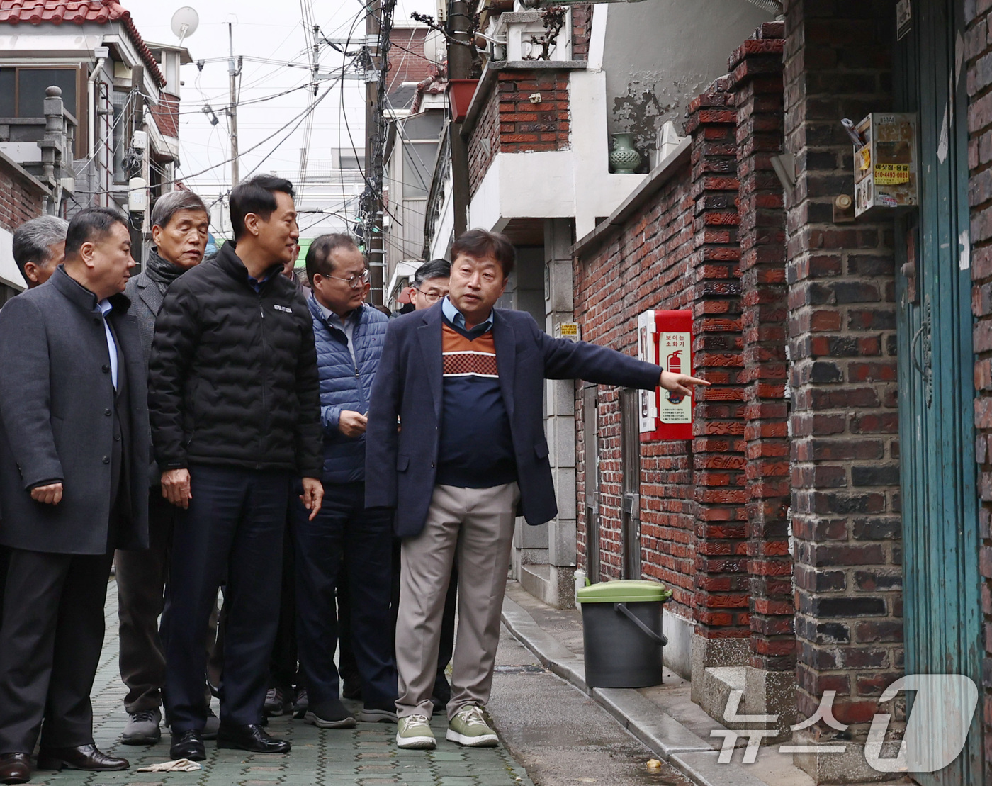 (서울=뉴스1) 구윤성 기자 = 오세훈 서울시장이 25일 오전 서울 중화동 모아타운 예정지를 찾아 둘러보고 있다. 2025.11.25/뉴스1