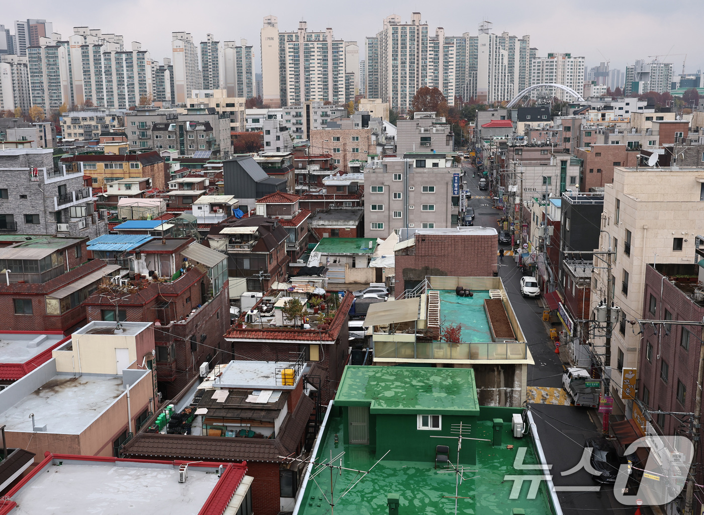 (서울=뉴스1) 구윤성 기자 = 20년 이상 개발이 정체된 서울 중랑구 중화동 329-38일대가 2801호 규모 모아타운으로 변신한다. 서울시는 사업 기간을 9년에서 7년으로 2년 …