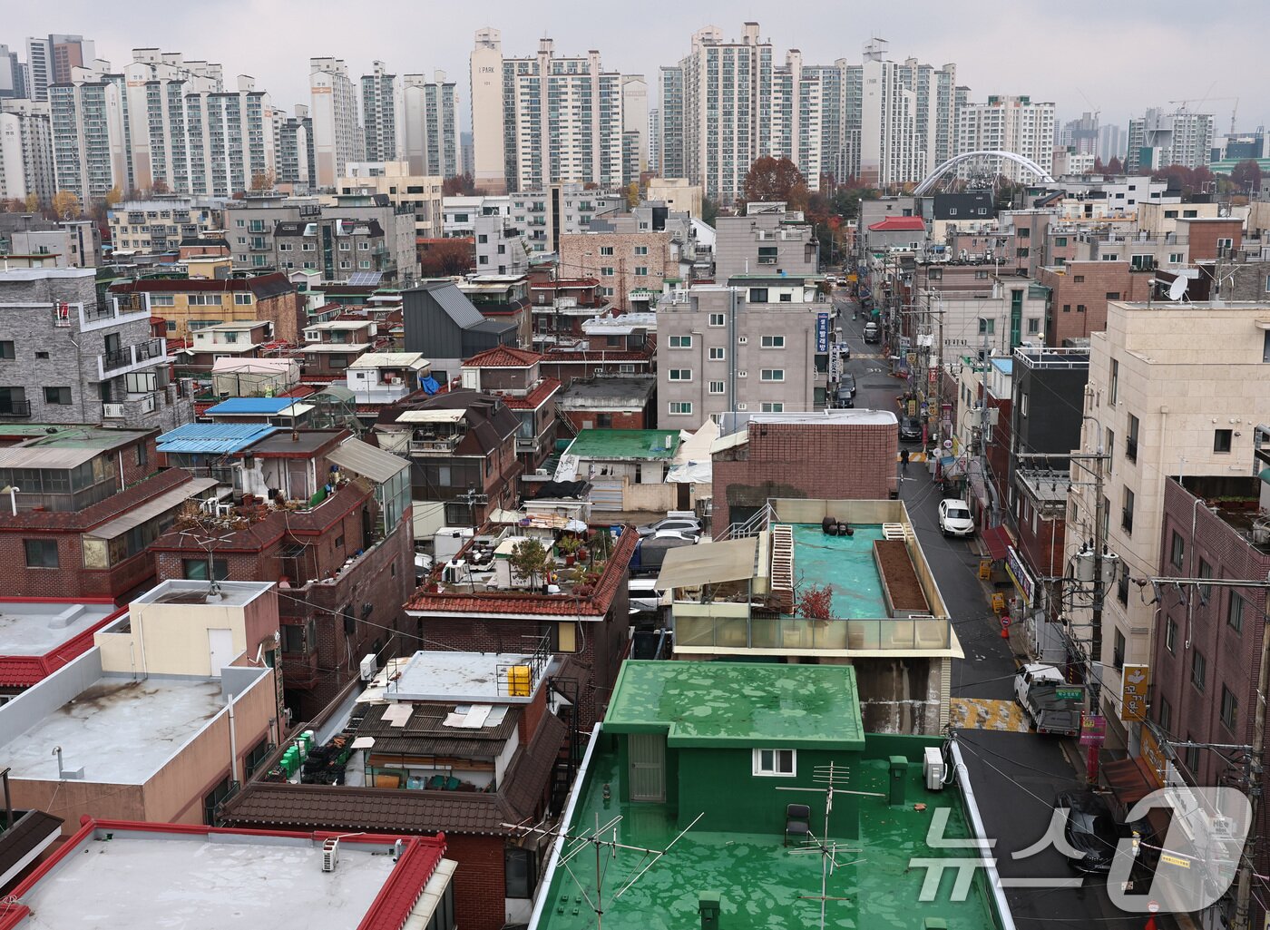 본문 이미지 - 20년 이상 개발이 정체된 서울 중랑구 중화동 329-38일대가 2801호 규모 모아타운으로 변신한다. 사진은 서울 중랑구 중화동 모아타운 예정지 일대. ⓒ 뉴스1 구윤성 기자