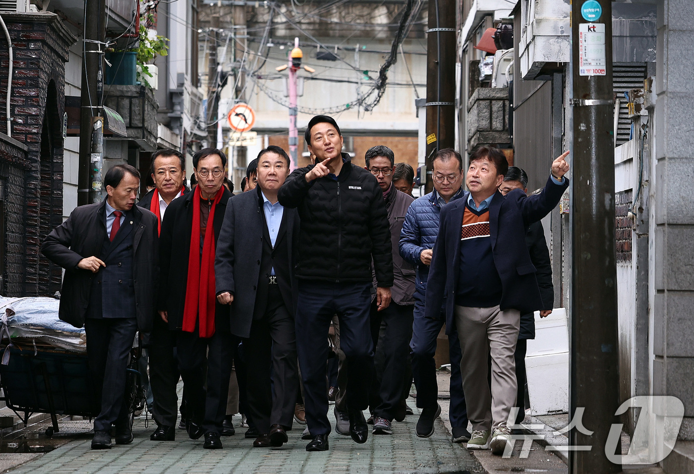(서울=뉴스1) 구윤성 기자 = 오세훈 서울시장이 25일 오전 서울 중화동 모아타운 예정지를 찾아 둘러보고 있다. 2025.11.25/뉴스1