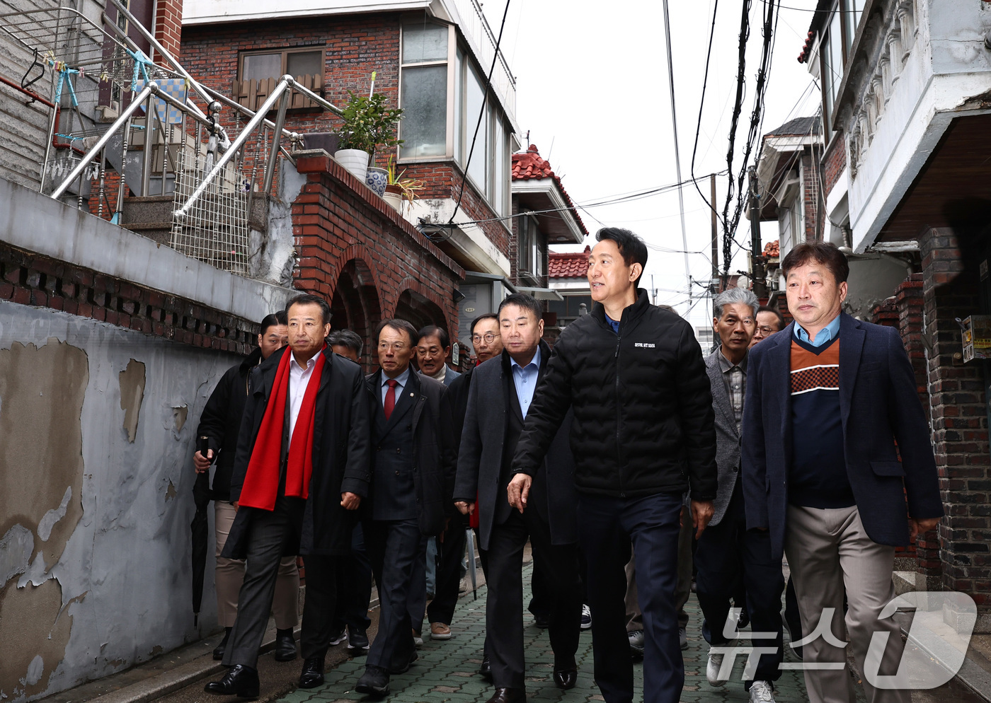 (서울=뉴스1) 구윤성 기자 = 오세훈 서울시장이 25일 오전 서울 중화동 모아타운 예정지를 찾아 둘러보고 있다. 2025.11.25/뉴스1