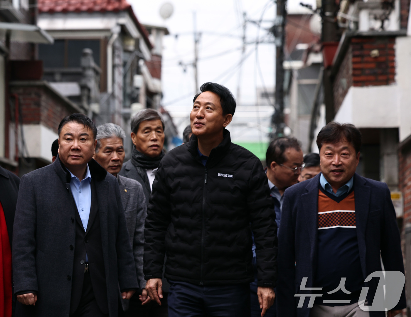 (서울=뉴스1) 구윤성 기자 = 오세훈 서울시장이 25일 오전 서울 중화동 모아타운 예정지를 찾아 둘러보고 있다. 2025.11.25/뉴스1