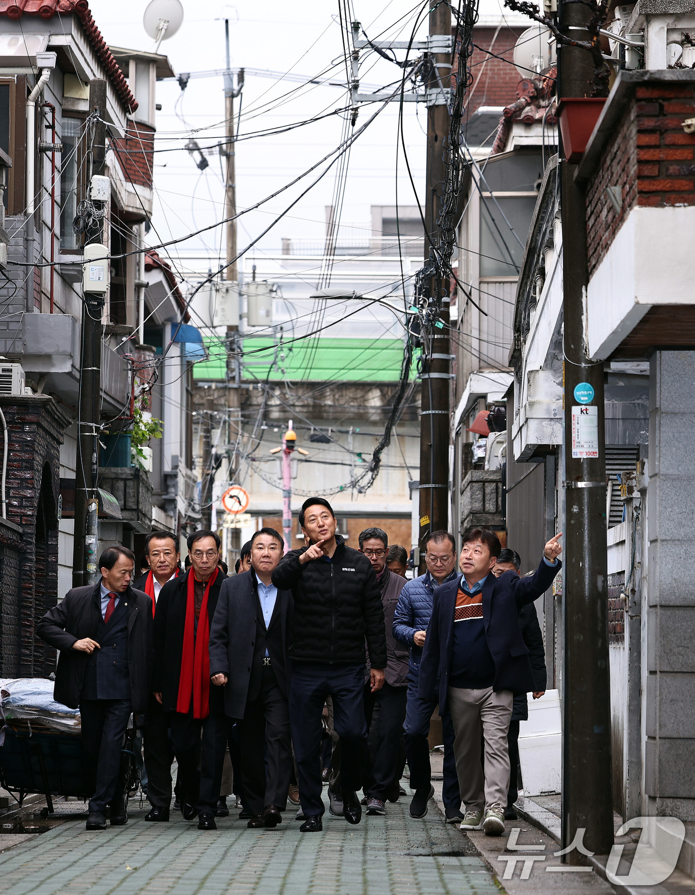 (서울=뉴스1) 구윤성 기자 = 오세훈 서울시장이 25일 오전 서울 중화동 모아타운 예정지를 찾아 둘러보고 있다. 2025.11.25/뉴스1