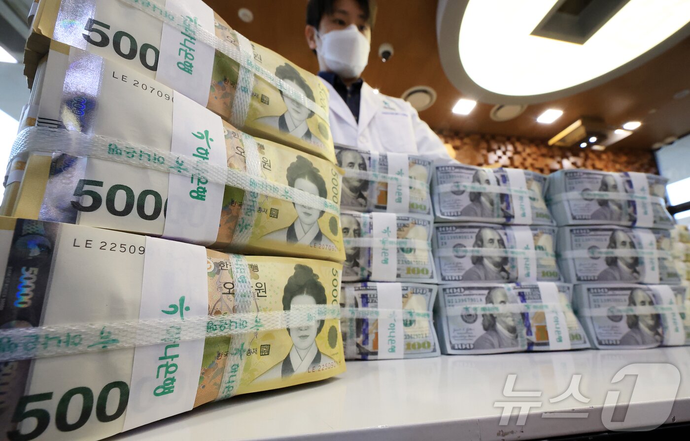 본문 이미지 - 25일 서울 중구 하나은행 위변조대응센터에서 관계자가 원화와 달러화를 정리하는 모습. 2025.11.25/뉴스1 ⓒ News1 김진환 기자