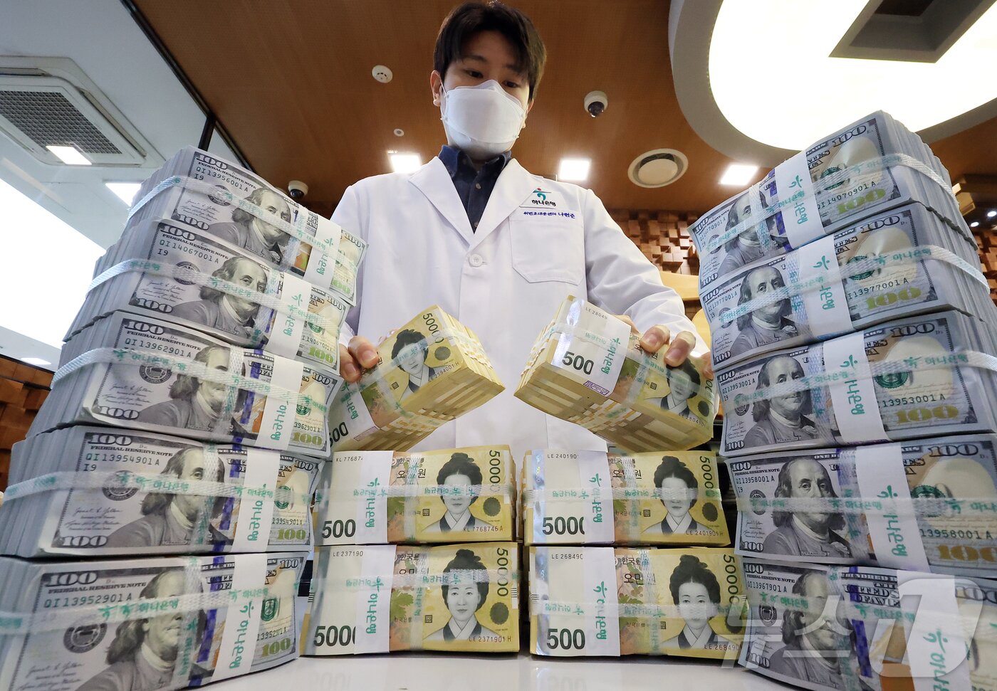 본문 이미지 - 서울 중구 하나은행 위변조대응센터에서 관계자가 원화와 달러화를 정리하고 있다.  ⓒ News1 김진환 기자