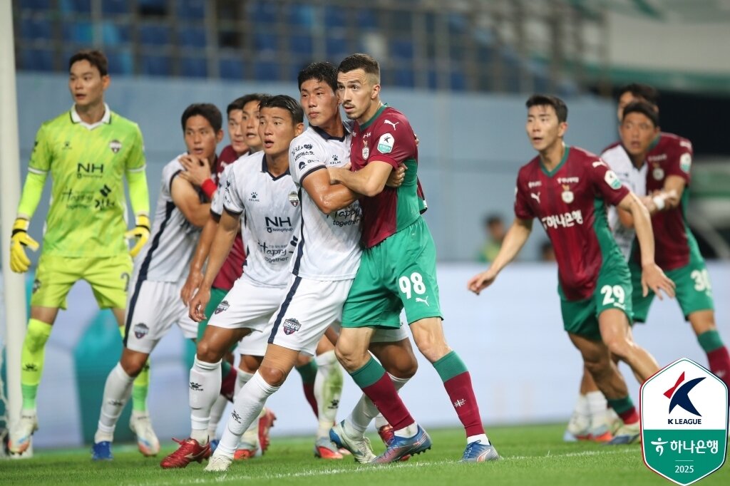 본문 이미지 - 준우승을 다트는 김천과 대전은 아예 최종전에서 맞대결을 펼친다.&#40;한국프로축구연맹 제공&#41;