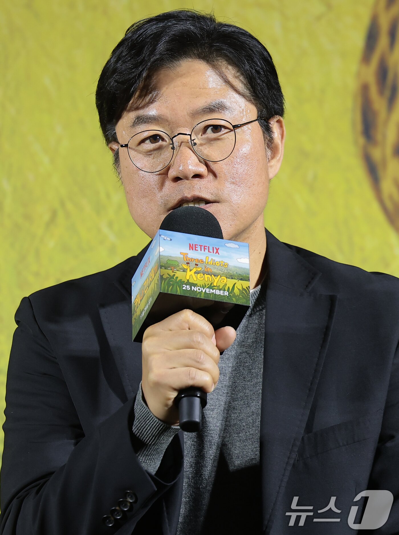 본문 이미지 - 나영석 25일 오전 서울 용산구 CGV용산아이파크몰에서 열린 넷플릭스 예능 '케냐 간 세끼(연출 나영석 김예슬/작가 이우정)' 제작보고회에서 인사말을 하고 있다. '​케냐 간 세끼'​는 나영석 PD가 넷플릭스에서 첫 선을 보이는 예능으로 웃음 메이커 3인방 이수근, 은지원, 규현 아프리카 여행기를 담았다. 2025.11.25/뉴스1 ⓒ News1 권현진 기자