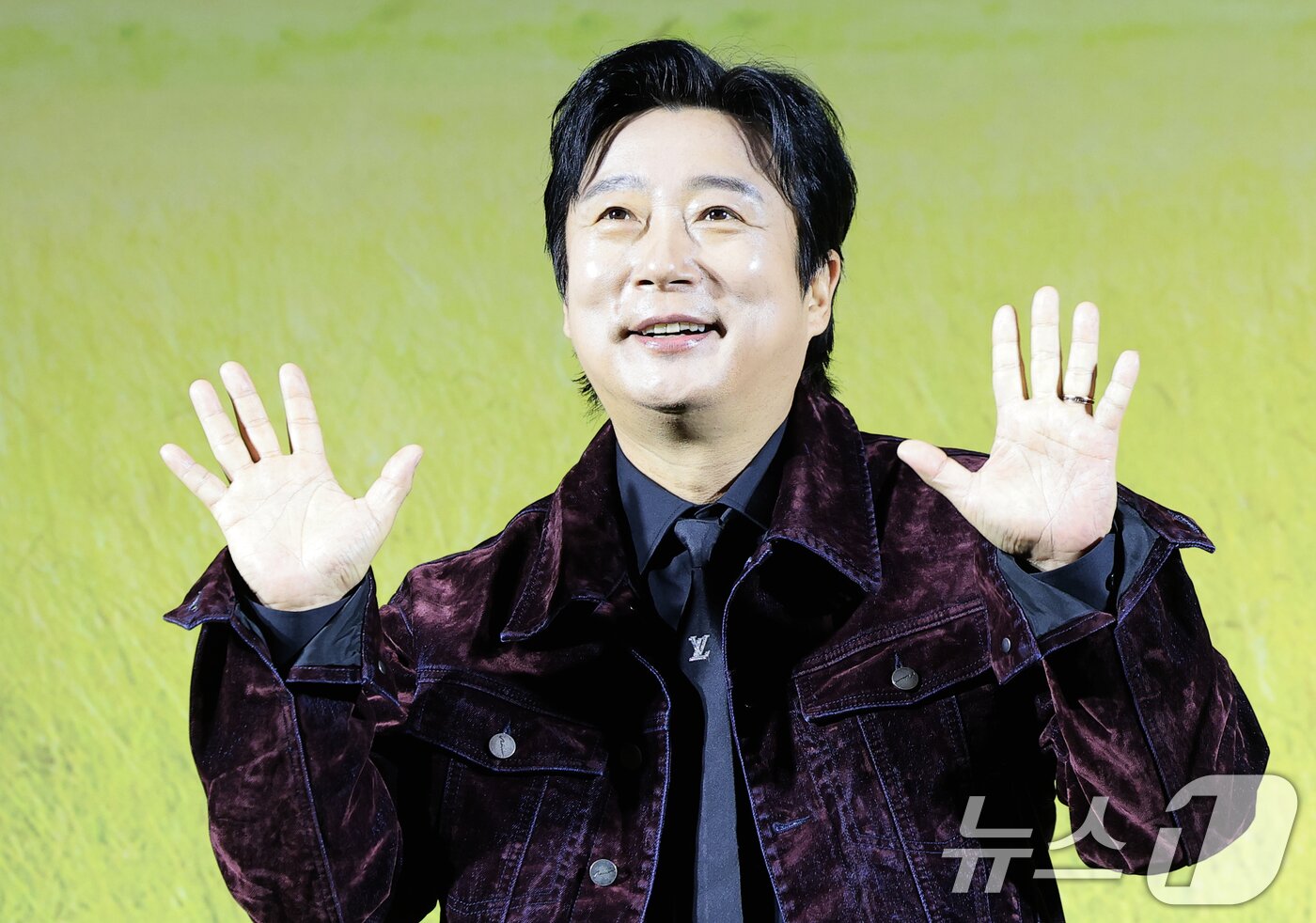 본문 이미지 - 방송인 이수근이 25일 오전 서울 용산구 CGV용산아이파크몰에서 열린 넷플릭스 예능 '케냐 간 세끼(연출 나영석 김예슬/작가 이우정)' 제작보고회에서 포즈를 취하고 있다. '​케냐 간 세끼'​는 나영석 PD가 넷플릭스에서 첫 선을 보이는 예능으로 웃음 메이커 3인방 이수근, 은지원, 규현 아프리카 여행기를 담았다. 2025.11.25/뉴스1 ⓒ News1 권현진 기자