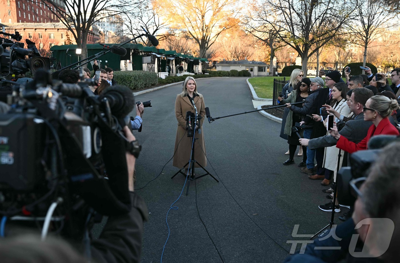 (워싱턴DC AFP=뉴스1) 류정민 특파원 = 캐롤라인 레빗 백악관 대변인이 24일(현지시간) 워싱턴DC 백악관에서 기자들의 질문에 답하고 있다. 2025.11.24.ⓒ AFP=뉴 …