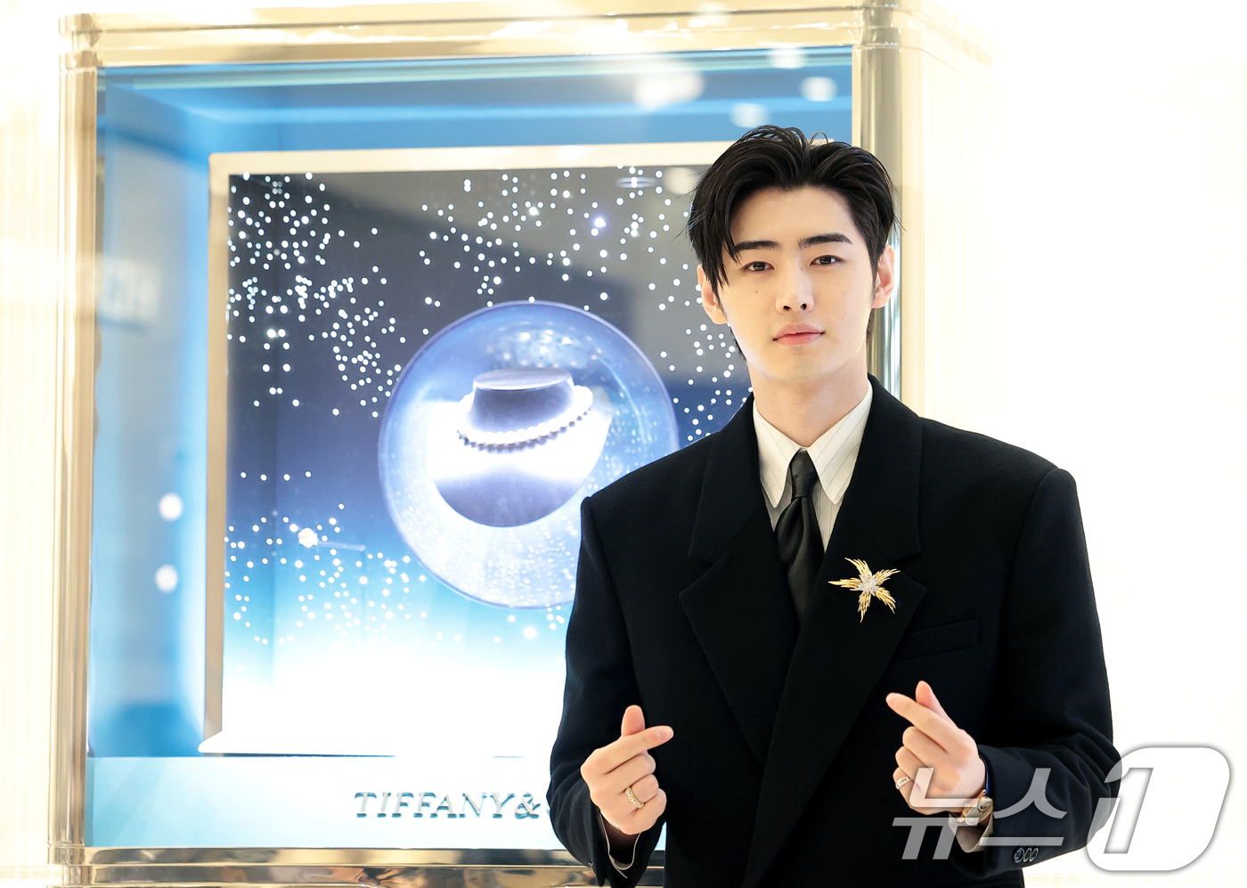(서울=뉴스1) 권현진 기자 = 엔하이픈 성훈이 25일 오전 서울 강남구 신세계백화점에서 열린 하이 주얼리 하우스 ‘티파니앤코(Tiffany & Co.)’ 리뉴얼 오픈 행사에 참석 …