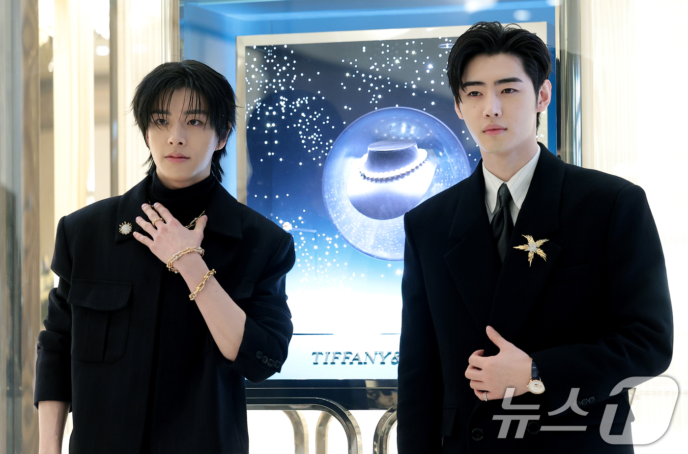 (서울=뉴스1) 권현진 기자 = 엔하이픈 제이크와 성훈(오른쪽)이 25일 오전 서울 강남구 신세계백화점에서 열린 하이 주얼리 하우스 ‘티파니앤코(Tiffany & Co.)’ 리뉴얼 …
