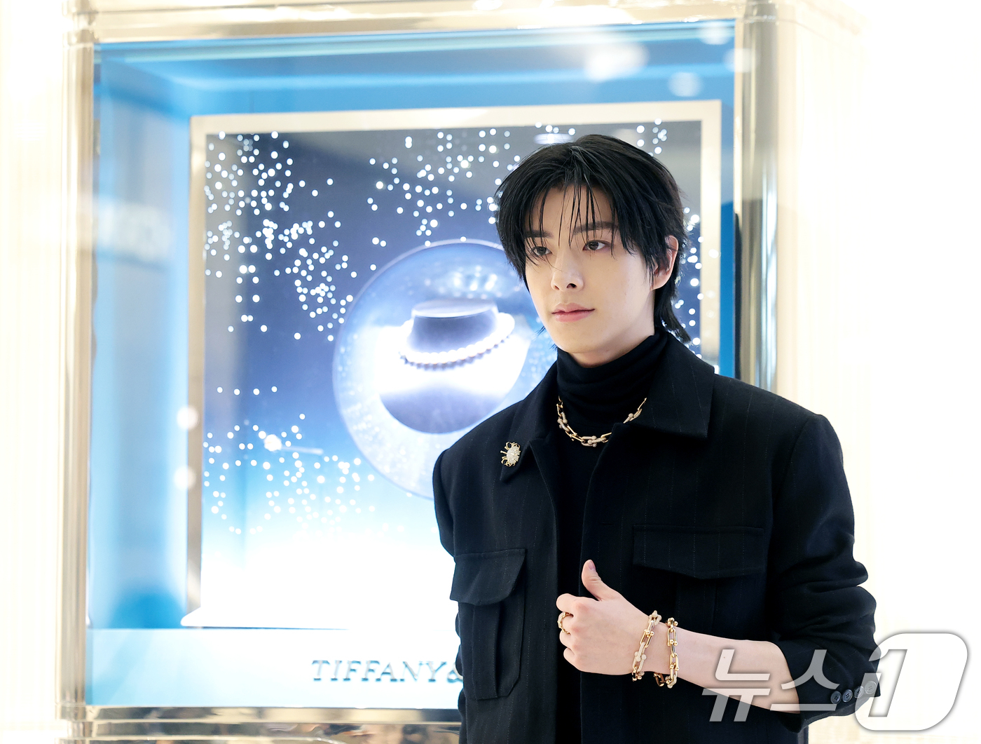 (서울=뉴스1) 권현진 기자 = 엔하이픈 제이크가 25일 오전 서울 강남구 신세계백화점에서 열린 하이 주얼리 하우스 ‘티파니앤코(Tiffany & Co.)’ 리뉴얼 오픈 행사에 참 …