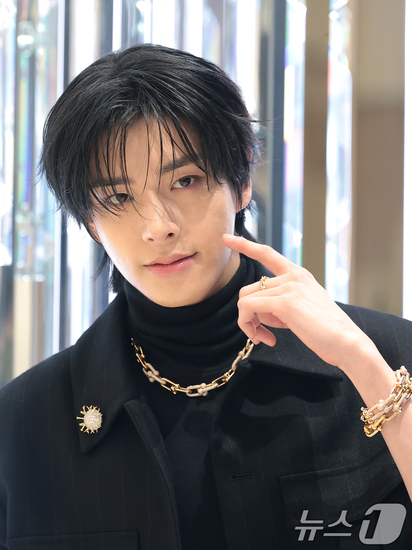 (서울=뉴스1) 권현진 기자 = 엔하이픈 제이크가 25일 오전 서울 강남구 신세계백화점에서 열린 하이 주얼리 하우스 ‘티파니앤코(Tiffany & Co.)’ 리뉴얼 오픈 행사에 참 …