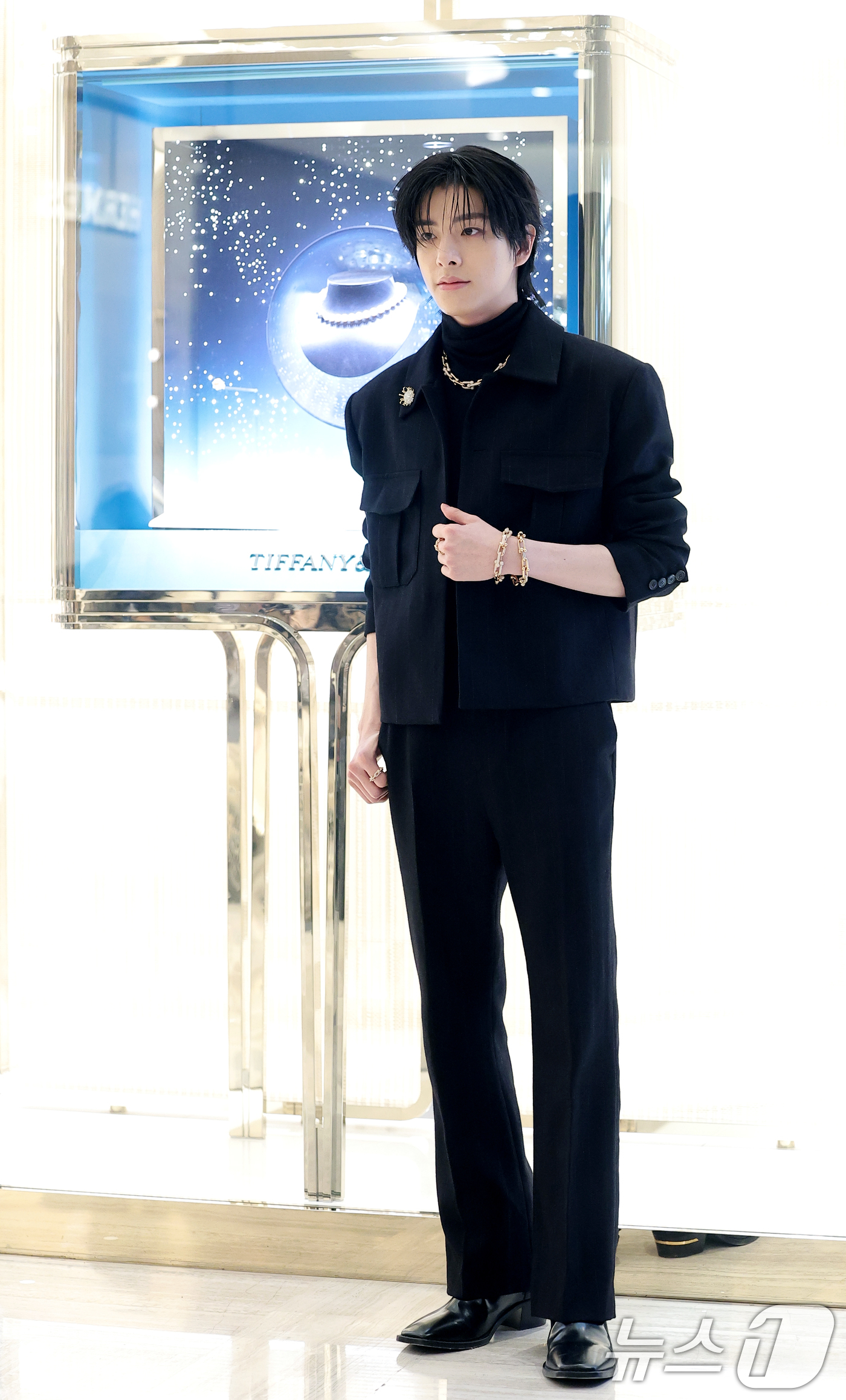 (서울=뉴스1) 권현진 기자 = 엔하이픈 제이크가 25일 오전 서울 강남구 신세계백화점에서 열린 하이 주얼리 하우스 ‘티파니앤코(Tiffany & Co.)’ 리뉴얼 오픈 행사에 참 …