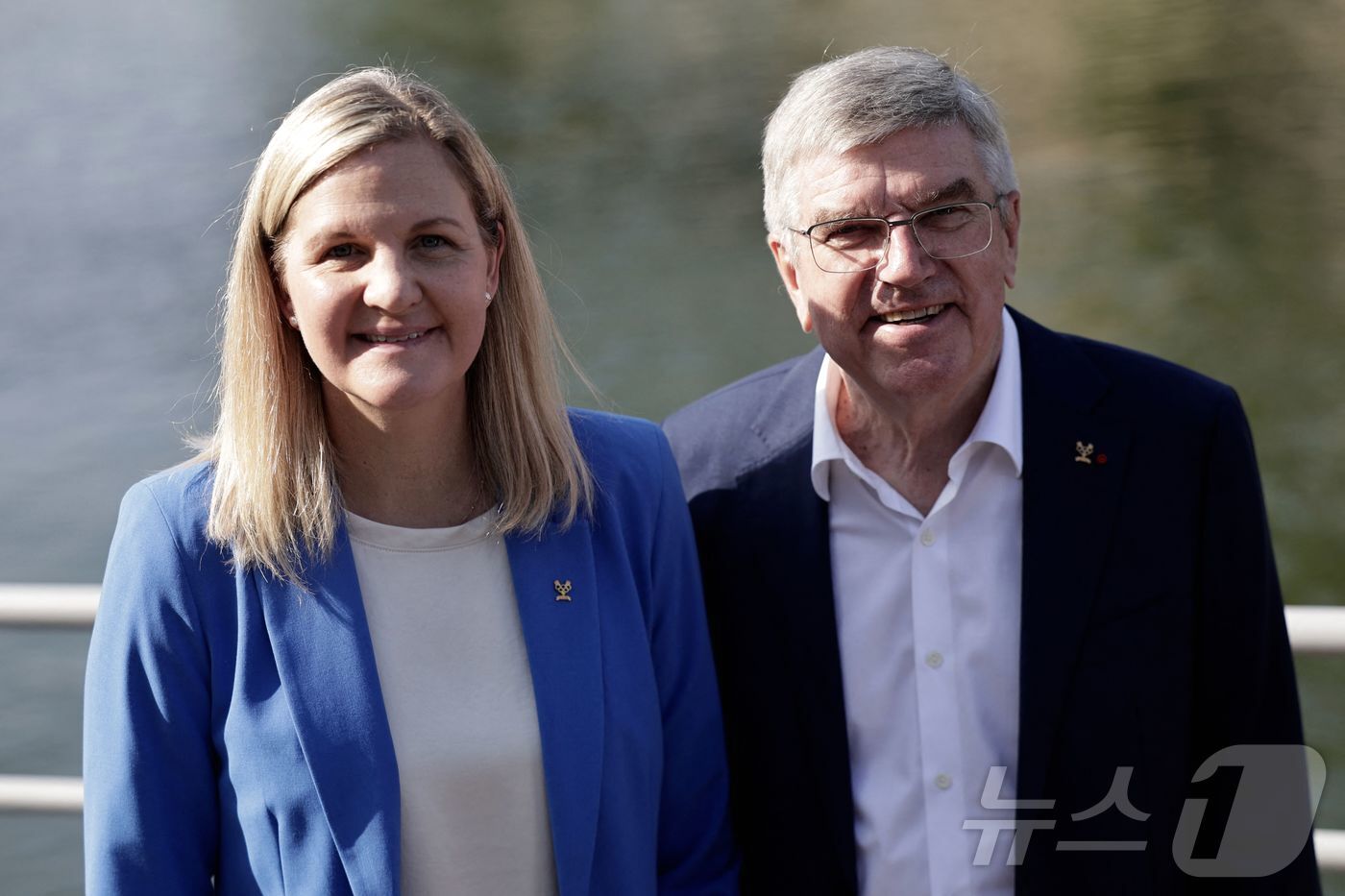 본문 이미지 - 커스티 코번트리 IOC 위원장&#40;왼쪽&#41;과 토마스 바흐 전 IOC 위원장. ⓒ AFP=뉴스1