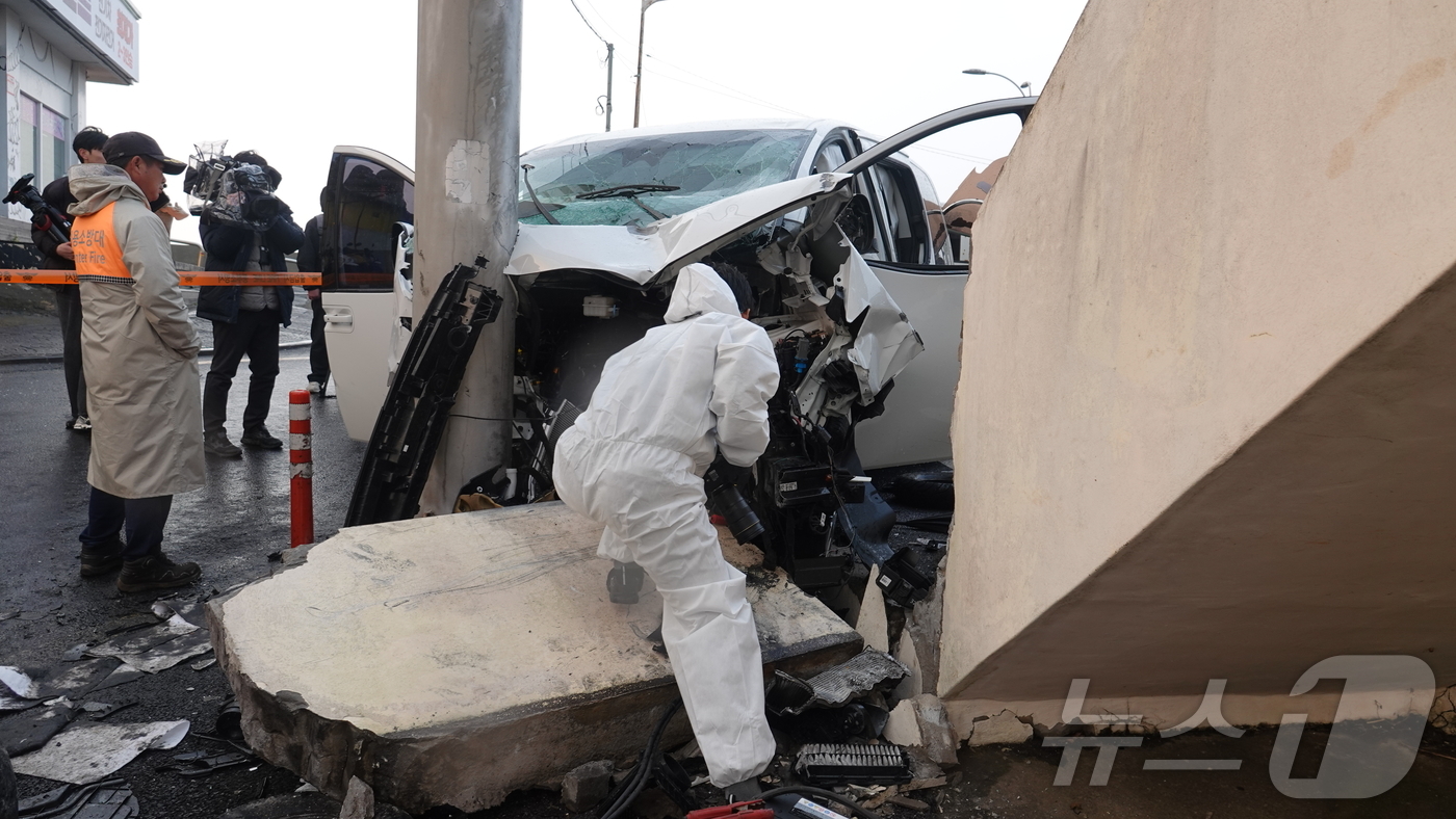 (제주=뉴스1) 강승남 기자 = 25일 제주경찰청과 도로교통공단, 국립과학수사연구소 제주분원 등이 전날 제주시 우도면 천진항 인근에서 발생한 승합차 돌진사고 현장에서 합동 감식을 …