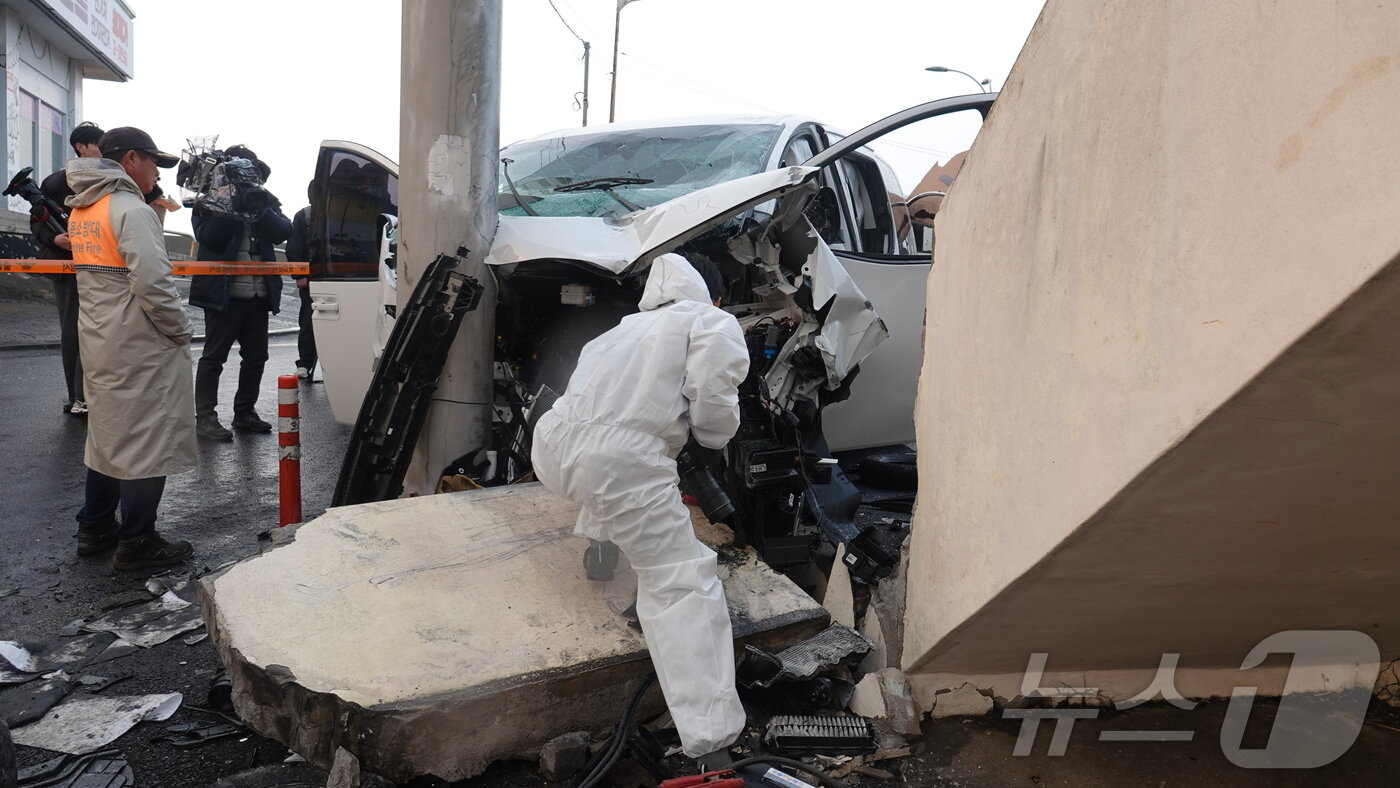 본문 이미지 - 25일 제주경찰청과 도로교통공단, 국립과학수사연구소 제주분원 등이 전날 제주시 우도면 천진항 인근에서 발생한 승합차 돌진사고 현장에서 합동 감식을 진행하고 있다.(독자 제공. 재판매 및 DB 금지)/2025.111.25/뉴스1 2025.11.25/뉴스1 ⓒ News1 강승남 기자