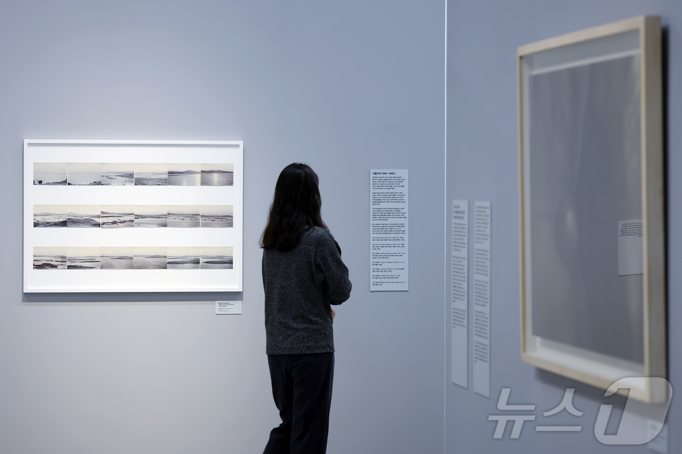 (서울=뉴스1) 박정호 기자 = 25일 서울 도봉구 마들로 서울시립 사진미술관에서 관계자들이 세 번째 개관 특별전 '사진이 할 수 있는 모든 것' 오픈을 하루 앞두고 전시를 살펴보 …