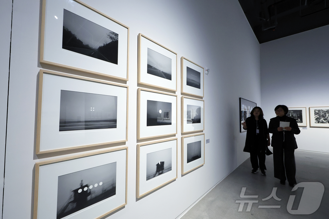 (서울=뉴스1) 박정호 기자 = 25일 서울 도봉구 마들로 서울시립 사진미술관에서 관계자들이 세 번째 개관 특별전 '사진이 할 수 있는 모든 것' 오픈을 하루 앞두고 전시를 살펴보 …