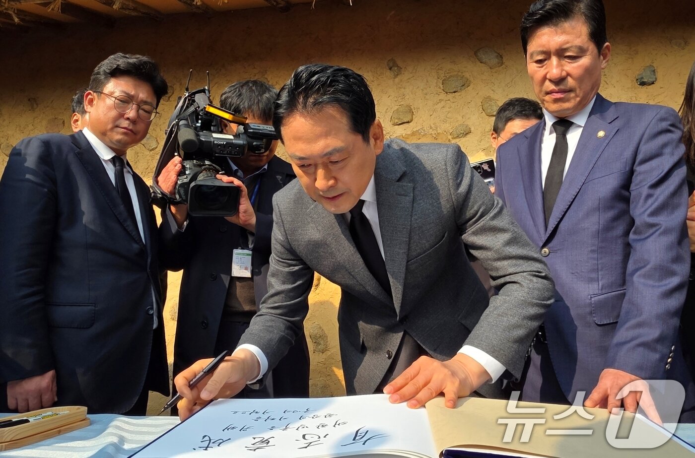 본문 이미지 - 장동혁 국민의힘 대표가 25일 당 대표 취임 이후 처음으로 경북 구미 박정희 전 대통령 생가를 찾아 헌화를 마친 뒤 방명록을 남기고 있다. 장 대표는 &#34;한강의 기적을 이룬 힘으로 이제 국민이 대한민국을 위해서 국민의 기적을 이룰 때＂라고 밝혔다. 2025.11.25/뉴스1 ⓒ News1 정우용 기자