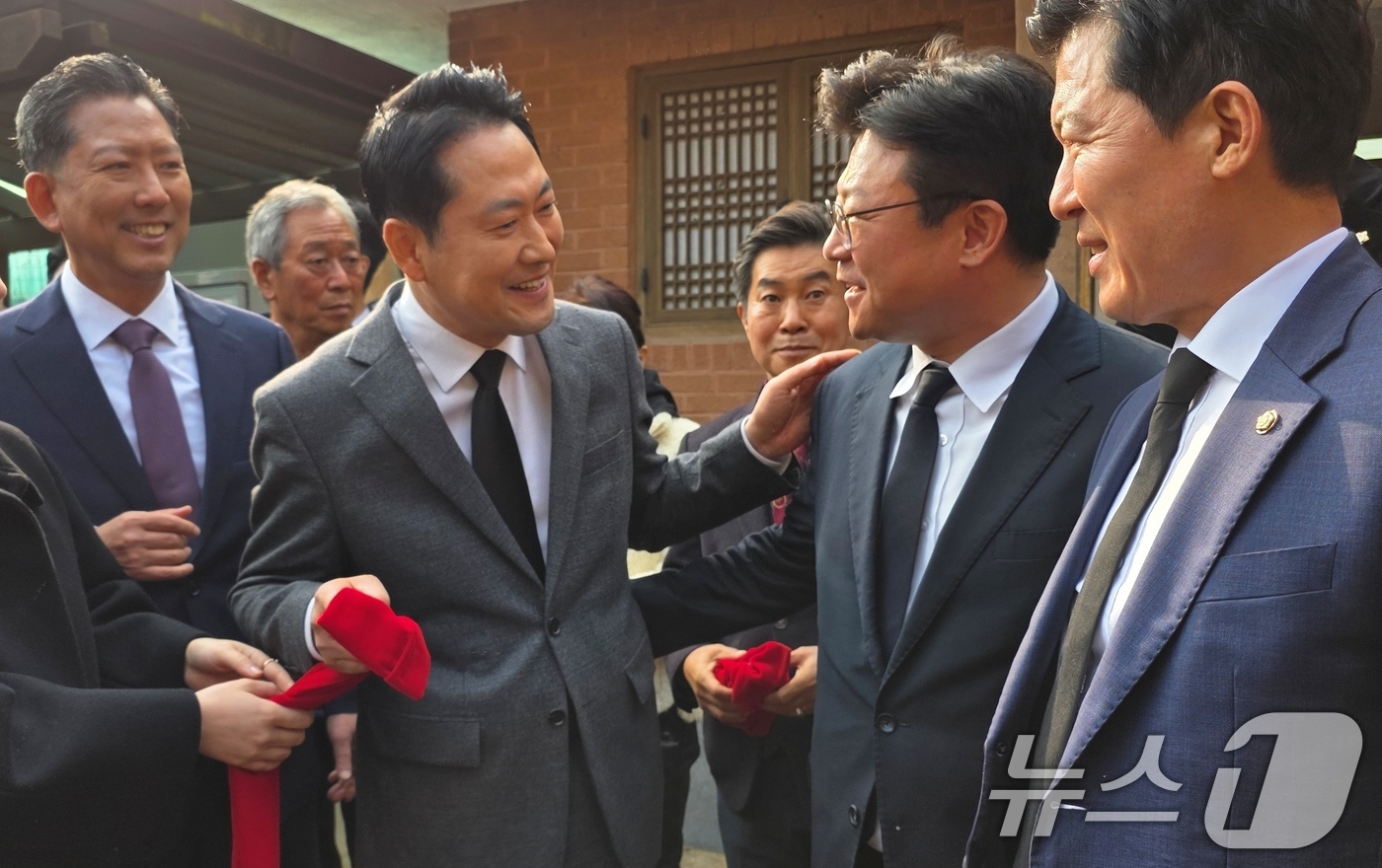 (구미=뉴스1) 정우용 기자 = 장동혁 국민의힘 대표가 25일 당 대표 취임 이후 처음으로 경북 구미 박정희 전 대통령 생가를 찾아 헌화를 마친 후 '박정희 머플러'를 선물받고 환 …