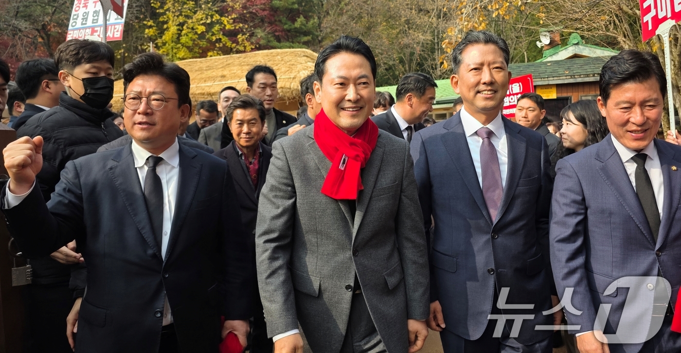 (구미=뉴스1) 정우용 기자 = 장동혁 국민의힘 대표가 25일 당 대표 취임 이후 처음으로 경북 구미 박정희 전 대통령 생가를 찾아 헌화를 마친 뒤 추모관 언덕을 내려오고 있다.장 …