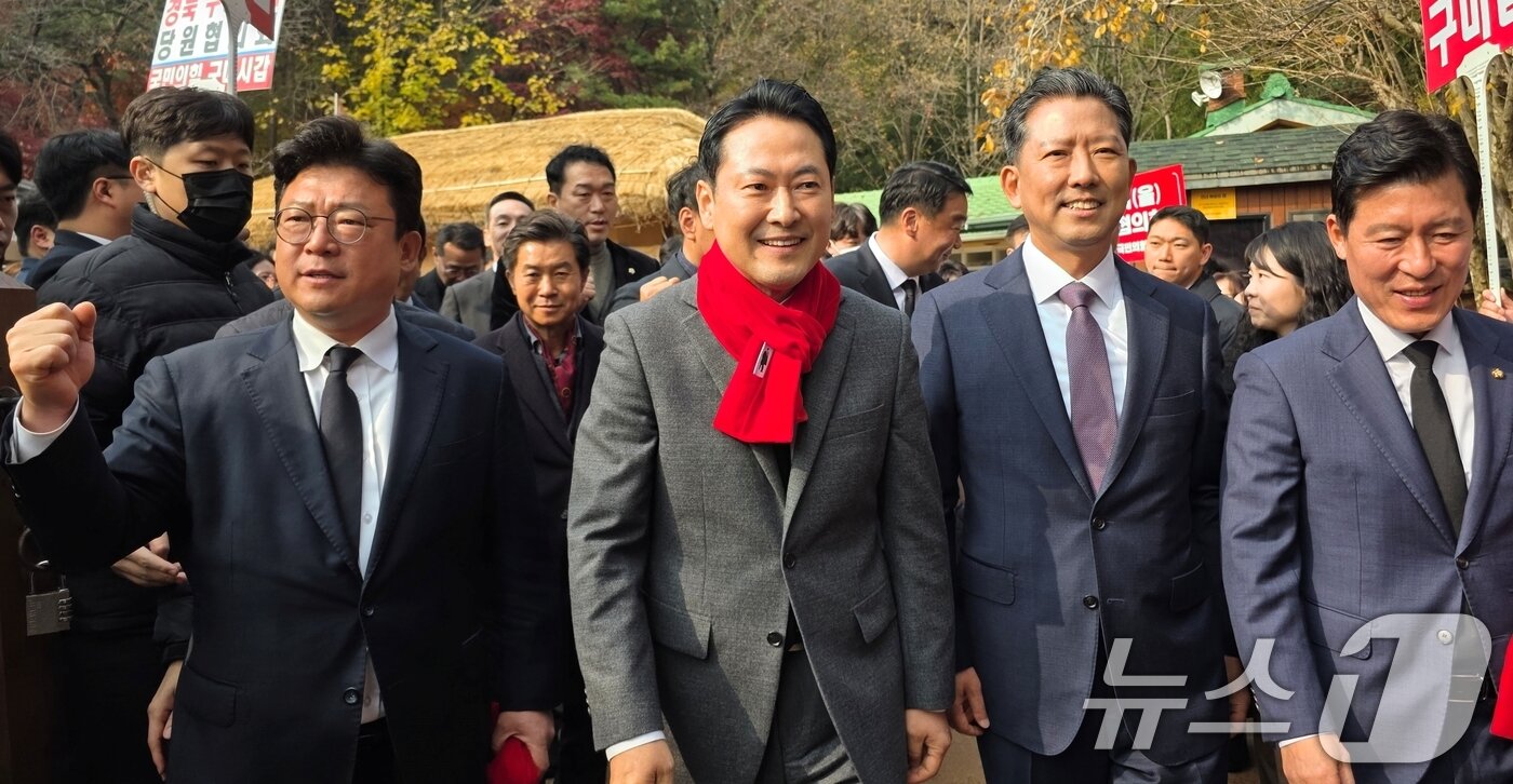 본문 이미지 - 장동혁 국민의힘 대표가 25일 당 대표 취임 이후 처음으로 경북 구미 박정희 전 대통령 생가를 찾아 헌화를 마친 뒤 추모관 언덕을 내려오고 있다. 장 대표는 &#34;한강의 기적을 이룬 힘으로 이제 국민이 대한민국을 위해서 국민의 기적을 이룰 때＂라고 밝혔다. 2025.11.25/뉴스1 ⓒ News1 정우용 기자