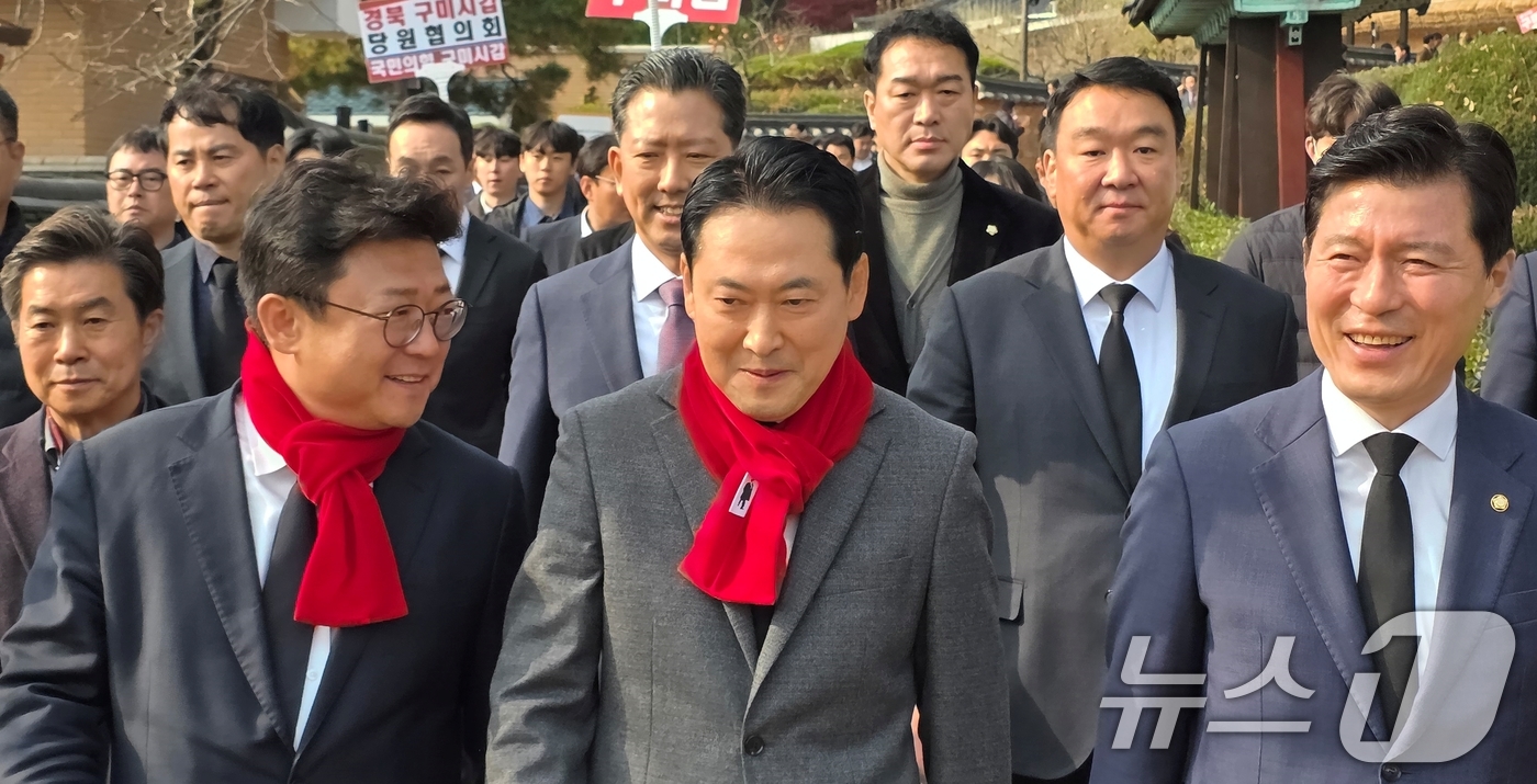 (구미=뉴스1) 정우용 기자 = 장동혁 국민의힘 대표가 25일 당 대표 취임 이후 처음으로 경북 구미 박정희 전 대통령 생가를 찾아 헌화를 마친 뒤 추모관 언덕을 내려오고 있다.장 …