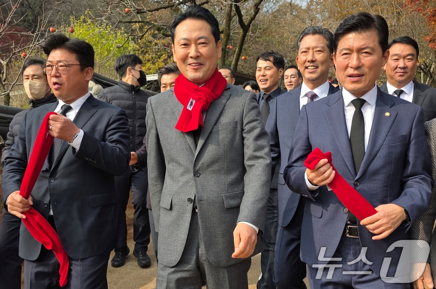 (구미=뉴스1) 정우용 기자 = 장동혁 국민의힘 대표가 25일 당 대표 취임 이후 처음으로 경북 구미 박정희 전 대통령 생가를 찾아 헌화를 마친 뒤 추모관 언덕을 내려오고 있다.장 …