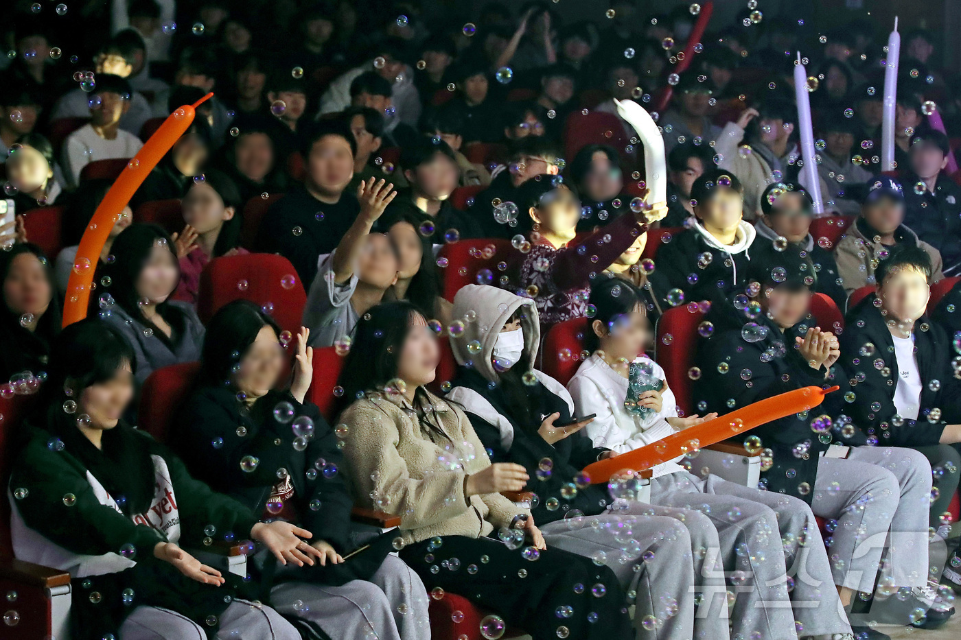 (대구=뉴스1) 공정식 기자 = 25일 대구 북구 영진전문대 국제세미나실에서 열린 '고3 힐링데이' 행사를 찾은 수험생들이 마술과 뮤지컬 공연을 관람하며 즐거운 시간을 보내고 있다 …